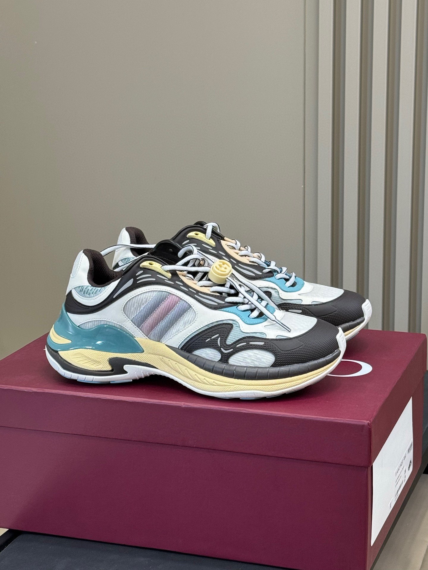 NO:418258,Top version Gucci Gucci 2.0 sneakers Couple style Retro casual shoes Running shoes Original purchase and development Make products This Gucci 2.0 sneakers are renovated to interpret the brand's iconic striped webbing elements. This sneaker renovates the iconic details, uses EVA thick sole, matched with a flexible silhouette, bringing a steady and comfortable wearing experience. The delivery counter is exquisitely packaged. Original data, accurate copy!  A super rare development path!  Original imported cowhide + technology fabric, inner lining original imported breathable net, original sole original mold opening ultra light foam rubber, sole thickness 4CM Size: Women's model 35-40 / Men's model 38-45, casual shoes/sports shoes, gucci, gucci, sneakers, cowhide19860909顶级版本 情侣款 Gucci古驰 2.0运动鞋 情侣款 复古 休闲鞋 跑鞋 原版购入开发 做货 这款Gucci 2.0运动鞋焕新演绎品牌标志性条纹织带元素.这款运动鞋焕新诠释标志性细节,采用EVA厚鞋底,搭配灵动廓形,带来稳步舒适穿着体验 配送专柜精美包装 原厂数据、精准copy！超难得的开发路径！ 面料原版进口牛皮+科技面料 内里原版进口透气网里 鞋底原版开模超轻发泡橡胶 底厚4CM Size: 女款35-40 / 男款38-45,休闲鞋/运动鞋,gucci,gucci,sneakers,cowhide,Women's Shoes