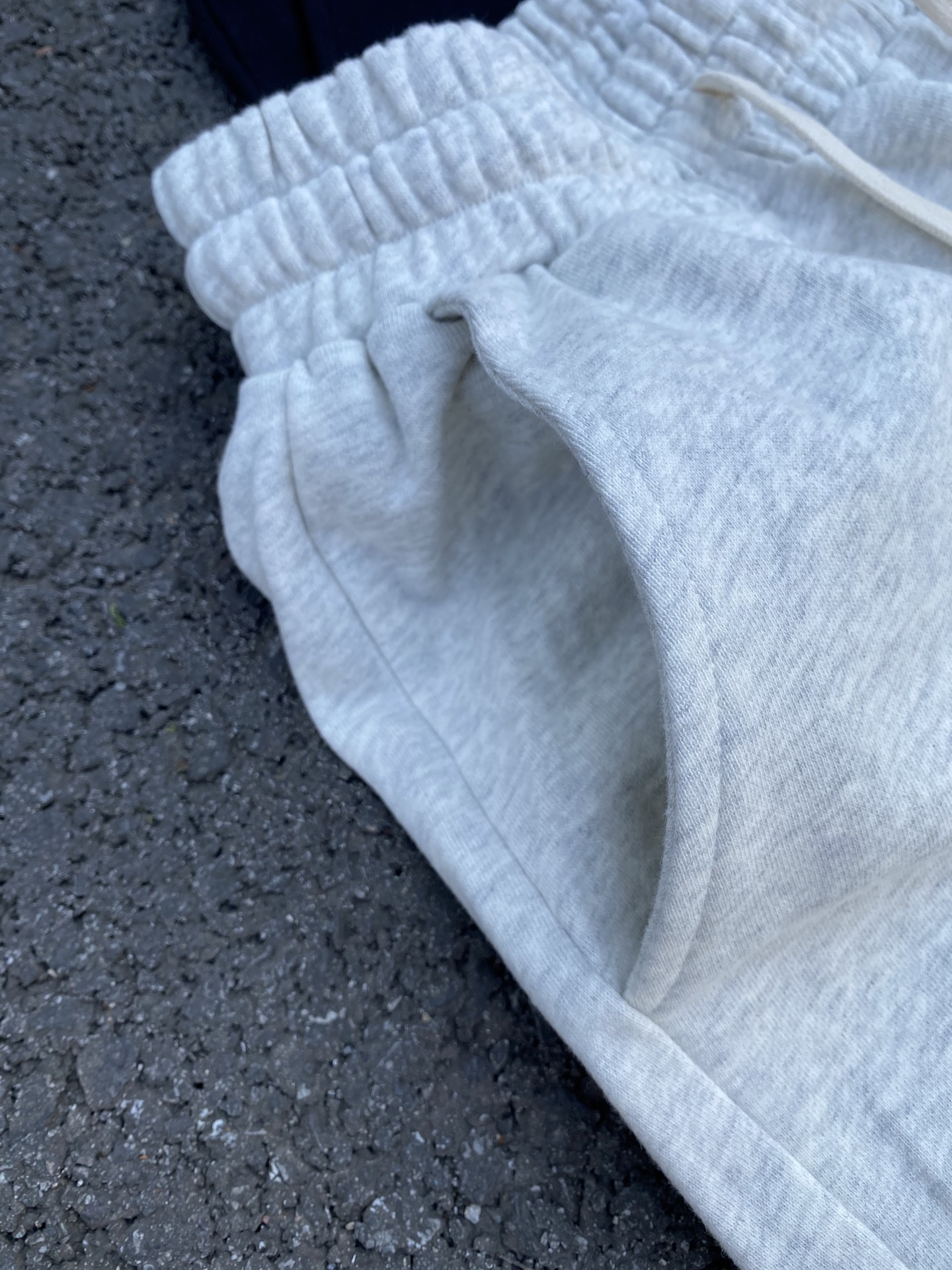 💰135 
【顶级版本】Maison Margiela MM6 马吉拉四角标数字前后刺绣logo机能复古高街情侣重磅纯棉毛圈短裤五分裤 男女同款

面料：定制360g重磅全棉潮牌毛圈卫衣面料，定色定染 手感细腻柔软 垂感很好舒适性高 成品后捆条和面布缩率保持一致 无皱褶 无缩率 宽松版型，黑色均采用活性黑，不掉色！区别市面硫化黑味道大掉色等诸多问题！ 

工艺：进口定制纱线+进口田岛机绣花刺绣+手工缝四角标

细节：全套定制YB辅料 包装 雪梨纸！定制五金 螺纹 辅料 对版对位！

宽松版型设计，经过洗水处理0缩率❗使得手感更柔软舒适

颜色：活性黑 浅花灰
尺码：S/44 M/46 L/48 XL/50
           S      M      L     XL
裤长    50     52     54    56
腰围    66    68.5    71   72.5
臀围    110    114    118   122
脚口    57.5  58.8   61   62.3
