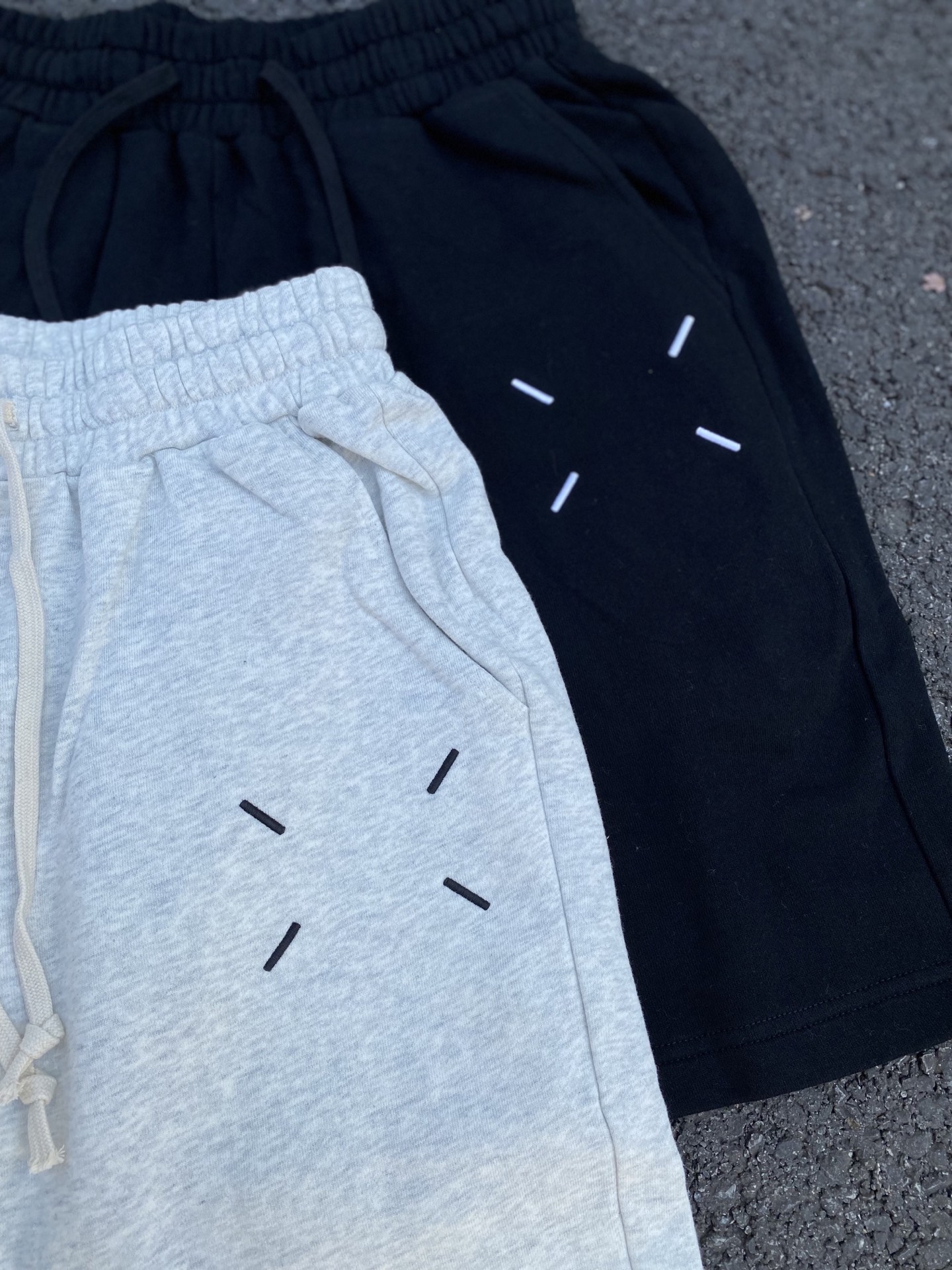 💰135 
【顶级版本】Maison Margiela MM6 马吉拉四角标数字前后刺绣logo机能复古高街情侣重磅纯棉毛圈短裤五分裤 男女同款

面料：定制360g重磅全棉潮牌毛圈卫衣面料，定色定染 手感细腻柔软 垂感很好舒适性高 成品后捆条和面布缩率保持一致 无皱褶 无缩率 宽松版型，黑色均采用活性黑，不掉色！区别市面硫化黑味道大掉色等诸多问题！ 

工艺：进口定制纱线+进口田岛机绣花刺绣+手工缝四角标

细节：全套定制YB辅料 包装 雪梨纸！定制五金 螺纹 辅料 对版对位！

宽松版型设计，经过洗水处理0缩率❗使得手感更柔软舒适

颜色：活性黑 浅花灰
尺码：S/44 M/46 L/48 XL/50
           S      M      L     XL
裤长    50     52     54    56
腰围    66    68.5    71   72.5
臀围    110    114    118   122
脚口    57.5  58.8   61   62.3