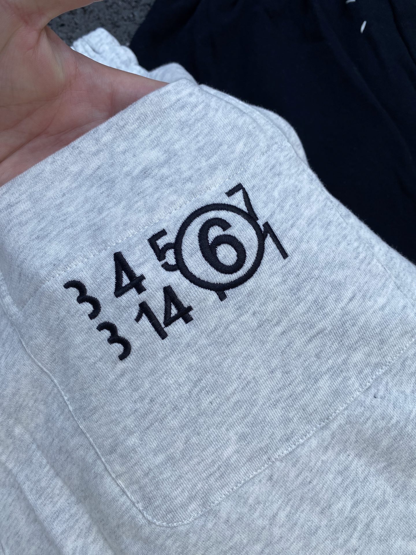 💰135 
【顶级版本】Maison Margiela MM6 马吉拉四角标数字前后刺绣logo机能复古高街情侣重磅纯棉毛圈短裤五分裤 男女同款

面料：定制360g重磅全棉潮牌毛圈卫衣面料，定色定染 手感细腻柔软 垂感很好舒适性高 成品后捆条和面布缩率保持一致 无皱褶 无缩率 宽松版型，黑色均采用活性黑，不掉色！区别市面硫化黑味道大掉色等诸多问题！ 

工艺：进口定制纱线+进口田岛机绣花刺绣+手工缝四角标

细节：全套定制YB辅料 包装 雪梨纸！定制五金 螺纹 辅料 对版对位！

宽松版型设计，经过洗水处理0缩率❗使得手感更柔软舒适

颜色：活性黑 浅花灰
尺码：S/44 M/46 L/48 XL/50
           S      M      L     XL
裤长    50     52     54    56
腰围    66    68.5    71   72.5
臀围    110    114    118   122
脚口    57.5  58.8   61   62.3