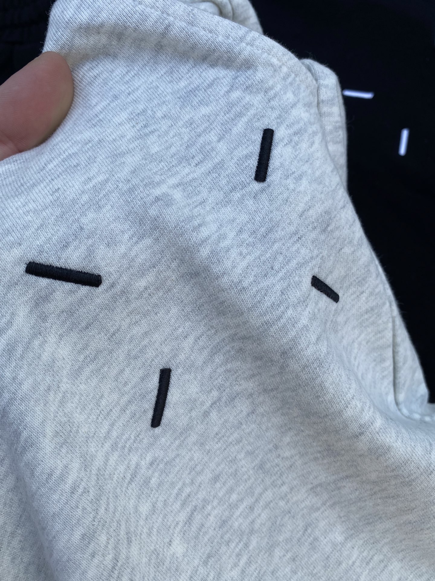 💰135 
【顶级版本】Maison Margiela MM6 马吉拉四角标数字前后刺绣logo机能复古高街情侣重磅纯棉毛圈短裤五分裤 男女同款

面料：定制360g重磅全棉潮牌毛圈卫衣面料，定色定染 手感细腻柔软 垂感很好舒适性高 成品后捆条和面布缩率保持一致 无皱褶 无缩率 宽松版型，黑色均采用活性黑，不掉色！区别市面硫化黑味道大掉色等诸多问题！ 

工艺：进口定制纱线+进口田岛机绣花刺绣+手工缝四角标

细节：全套定制YB辅料 包装 雪梨纸！定制五金 螺纹 辅料 对版对位！

宽松版型设计，经过洗水处理0缩率❗使得手感更柔软舒适

颜色：活性黑 浅花灰
尺码：S/44 M/46 L/48 XL/50
           S      M      L     XL
裤长    50     52     54    56
腰围    66    68.5    71   72.5
臀围    110    114    118   122
脚口    57.5  58.8   61   62.3