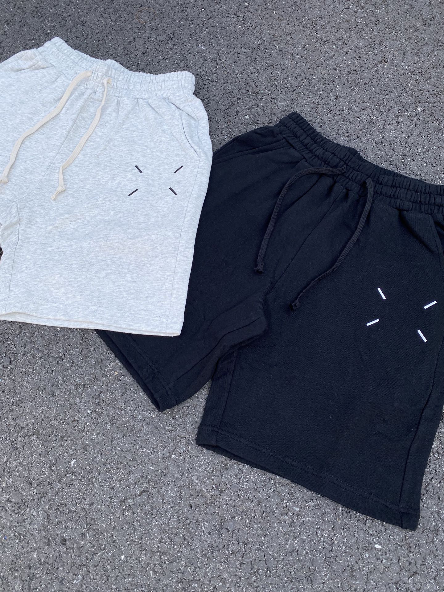 💰135 
【顶级版本】Maison Margiela MM6 马吉拉四角标数字前后刺绣logo机能复古高街情侣重磅纯棉毛圈短裤五分裤 男女同款

面料：定制360g重磅全棉潮牌毛圈卫衣面料，定色定染 手感细腻柔软 垂感很好舒适性高 成品后捆条和面布缩率保持一致 无皱褶 无缩率 宽松版型，黑色均采用活性黑，不掉色！区别市面硫化黑味道大掉色等诸多问题！ 

工艺：进口定制纱线+进口田岛机绣花刺绣+手工缝四角标

细节：全套定制YB辅料 包装 雪梨纸！定制五金 螺纹 辅料 对版对位！

宽松版型设计，经过洗水处理0缩率❗使得手感更柔软舒适

颜色：活性黑 浅花灰
尺码：S/44 M/46 L/48 XL/50
           S      M      L     XL
裤长    50     52     54    56
腰围    66    68.5    71   72.5
臀围    110    114    118   122
脚口    57.5  58.8   61   62.3
