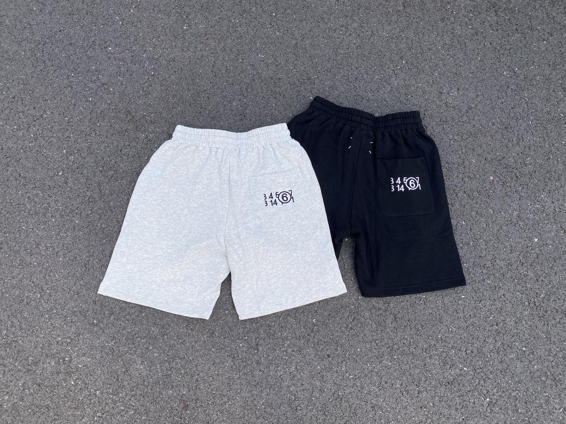 💰135 
【顶级版本】Maison Margiela MM6 马吉拉四角标数字前后刺绣logo机能复古高街情侣重磅纯棉毛圈短裤五分裤 男女同款

面料：定制360g重磅全棉潮牌毛圈卫衣面料，定色定染 手感细腻柔软 垂感很好舒适性高 成品后捆条和面布缩率保持一致 无皱褶 无缩率 宽松版型，黑色均采用活性黑，不掉色！区别市面硫化黑味道大掉色等诸多问题！ 

工艺：进口定制纱线+进口田岛机绣花刺绣+手工缝四角标

细节：全套定制YB辅料 包装 雪梨纸！定制五金 螺纹 辅料 对版对位！

宽松版型设计，经过洗水处理0缩率❗使得手感更柔软舒适

颜色：活性黑 浅花灰
尺码：S/44 M/46 L/48 XL/50
           S      M      L     XL
裤长    50     52     54    56
腰围    66    68.5    71   72.5
臀围    110    114    118   122
脚口    57.5  58.8   61   62.3