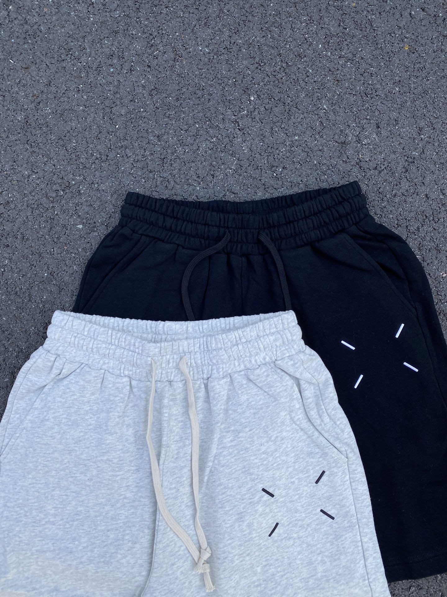 💰135 
【顶级版本】Maison Margiela MM6 马吉拉四角标数字前后刺绣logo机能复古高街情侣重磅纯棉毛圈短裤五分裤 男女同款

面料：定制360g重磅全棉潮牌毛圈卫衣面料，定色定染 手感细腻柔软 垂感很好舒适性高 成品后捆条和面布缩率保持一致 无皱褶 无缩率 宽松版型，黑色均采用活性黑，不掉色！区别市面硫化黑味道大掉色等诸多问题！ 

工艺：进口定制纱线+进口田岛机绣花刺绣+手工缝四角标

细节：全套定制YB辅料 包装 雪梨纸！定制五金 螺纹 辅料 对版对位！

宽松版型设计，经过洗水处理0缩率❗使得手感更柔软舒适

颜色：活性黑 浅花灰
尺码：S/44 M/46 L/48 XL/50
           S      M      L     XL
裤长    50     52     54    56
腰围    66    68.5    71   72.5
臀围    110    114    118   122
脚口    57.5  58.8   61   62.3