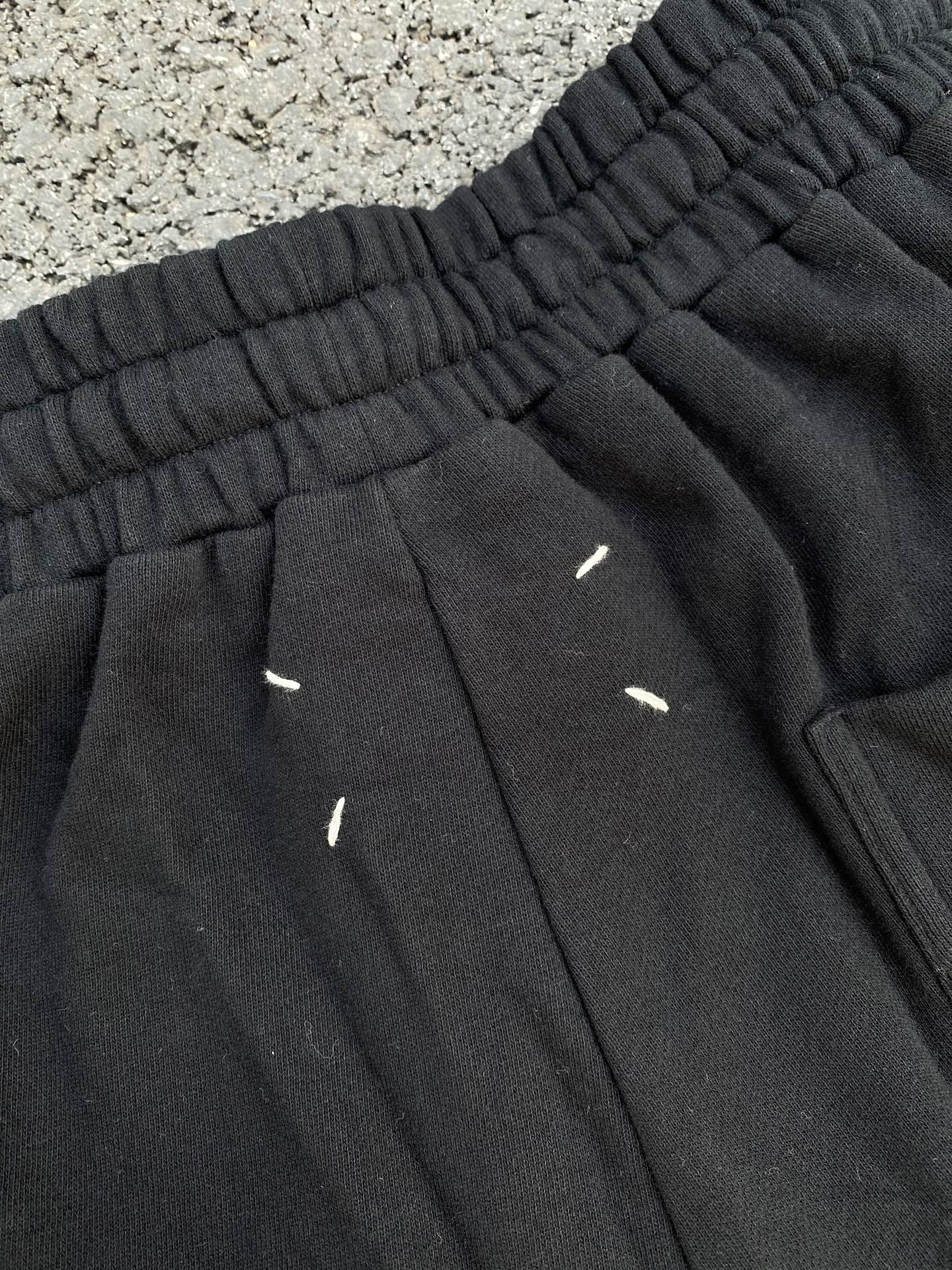 💰135 
【顶级版本】Maison Margiela MM6 马吉拉四角标数字前后刺绣logo机能复古高街情侣重磅纯棉毛圈短裤五分裤 男女同款

面料：定制360g重磅全棉潮牌毛圈卫衣面料，定色定染 手感细腻柔软 垂感很好舒适性高 成品后捆条和面布缩率保持一致 无皱褶 无缩率 宽松版型，黑色均采用活性黑，不掉色！区别市面硫化黑味道大掉色等诸多问题！ 

工艺：进口定制纱线+进口田岛机绣花刺绣+手工缝四角标

细节：全套定制YB辅料 包装 雪梨纸！定制五金 螺纹 辅料 对版对位！

宽松版型设计，经过洗水处理0缩率❗使得手感更柔软舒适

颜色：活性黑 浅花灰
尺码：S/44 M/46 L/48 XL/50
           S      M      L     XL
裤长    50     52     54    56
腰围    66    68.5    71   72.5
臀围    110    114    118   122
脚口    57.5  58.8   61   62.3