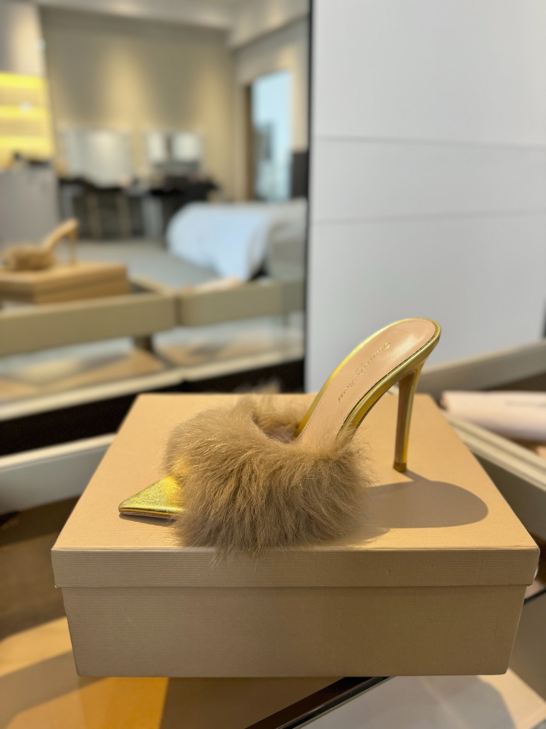 Gianvitorossi2025这款高跟拖鞋极简主义的ElleGianvitoRossi秉承了其传统意