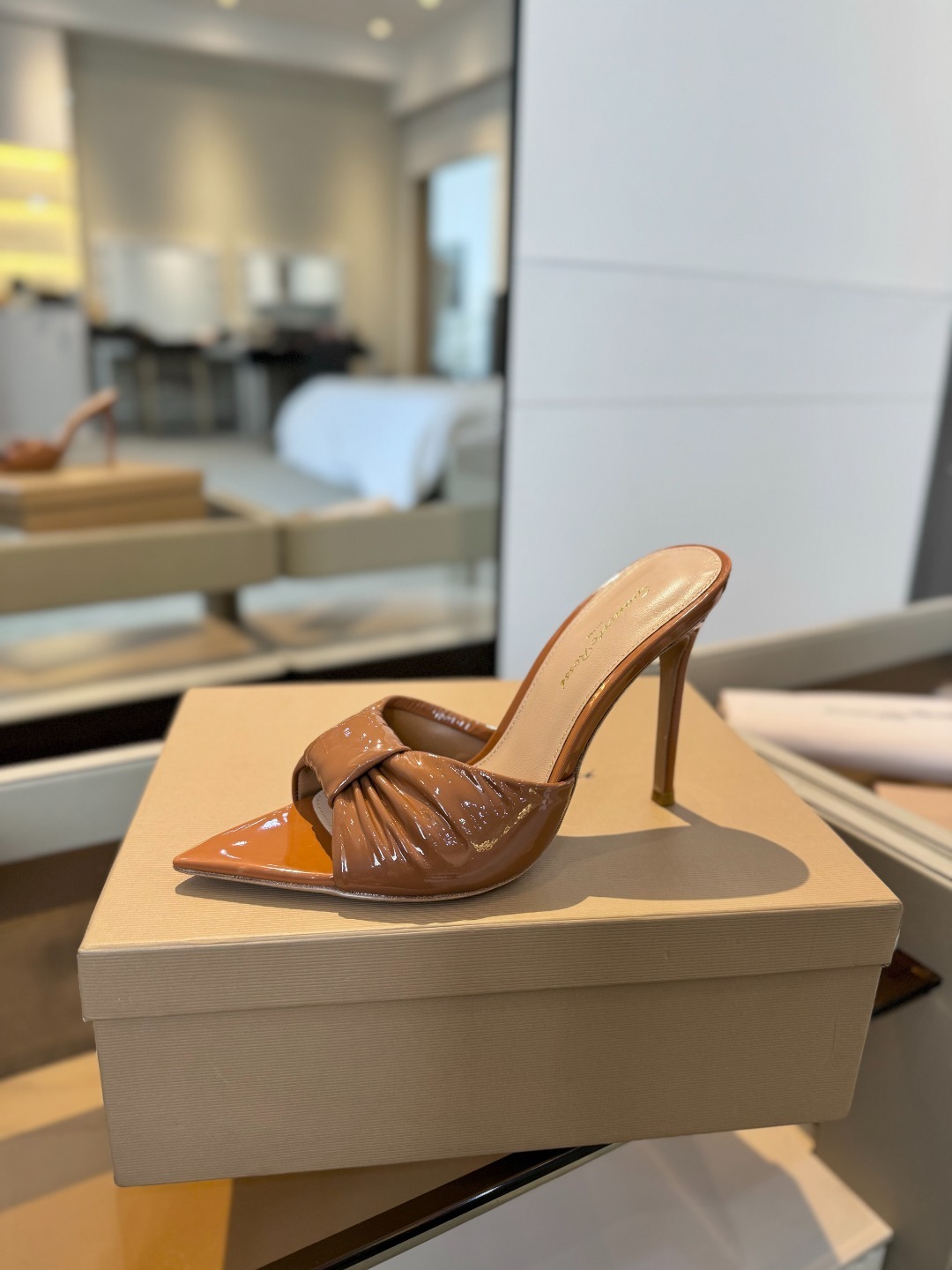 Gianvitorossi2025这款高跟拖鞋极简主义的ElleGianvitoRossi秉承了其传统意