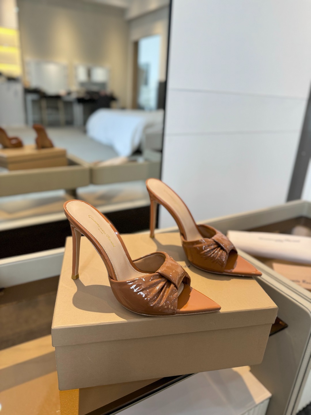 Gianvitorossi2025这款高跟拖鞋极简主义的ElleGianvitoRossi秉承了其传统意