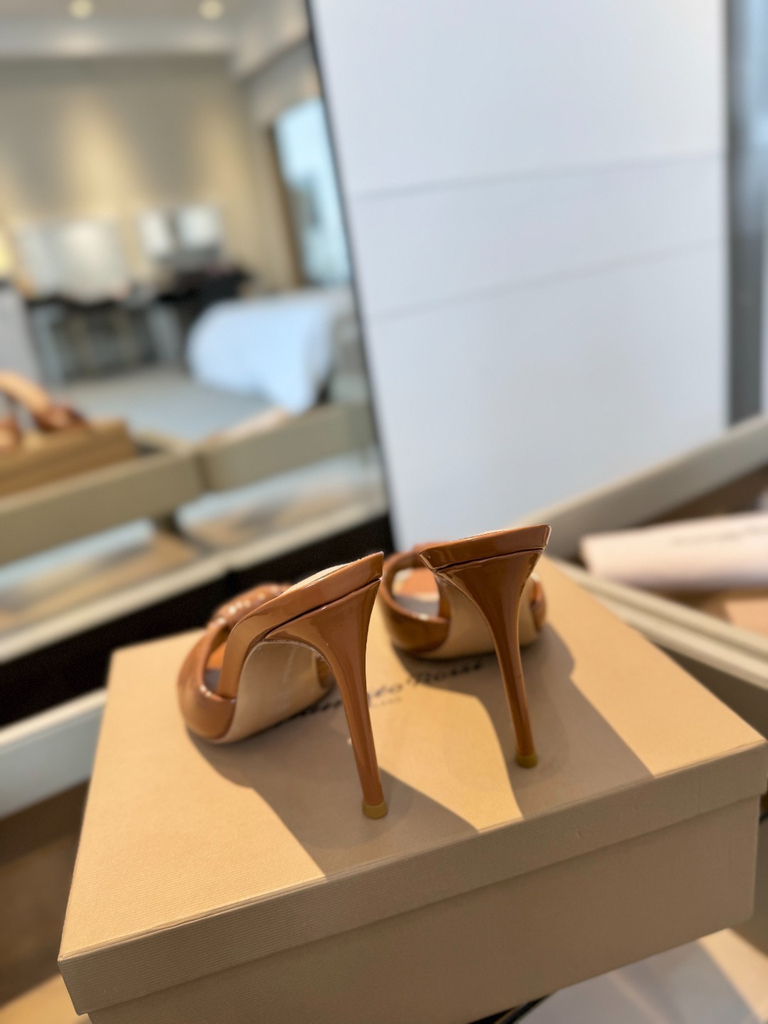 Gianvitorossi2025这款高跟拖鞋极简主义的ElleGianvitoRossi秉承了其传统意