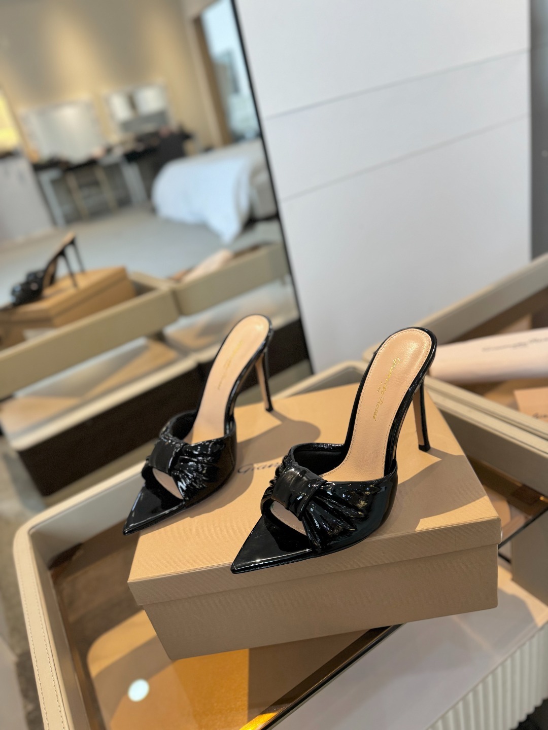 Gianvitorossi2025这款高跟拖鞋极简主义的ElleGianvitoRossi秉承了其传统意