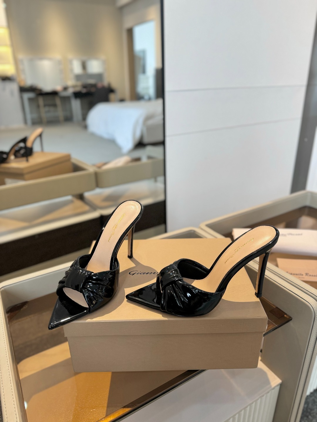 Gianvitorossi2025这款高跟拖鞋极简主义的ElleGianvitoRossi秉承了其传统意