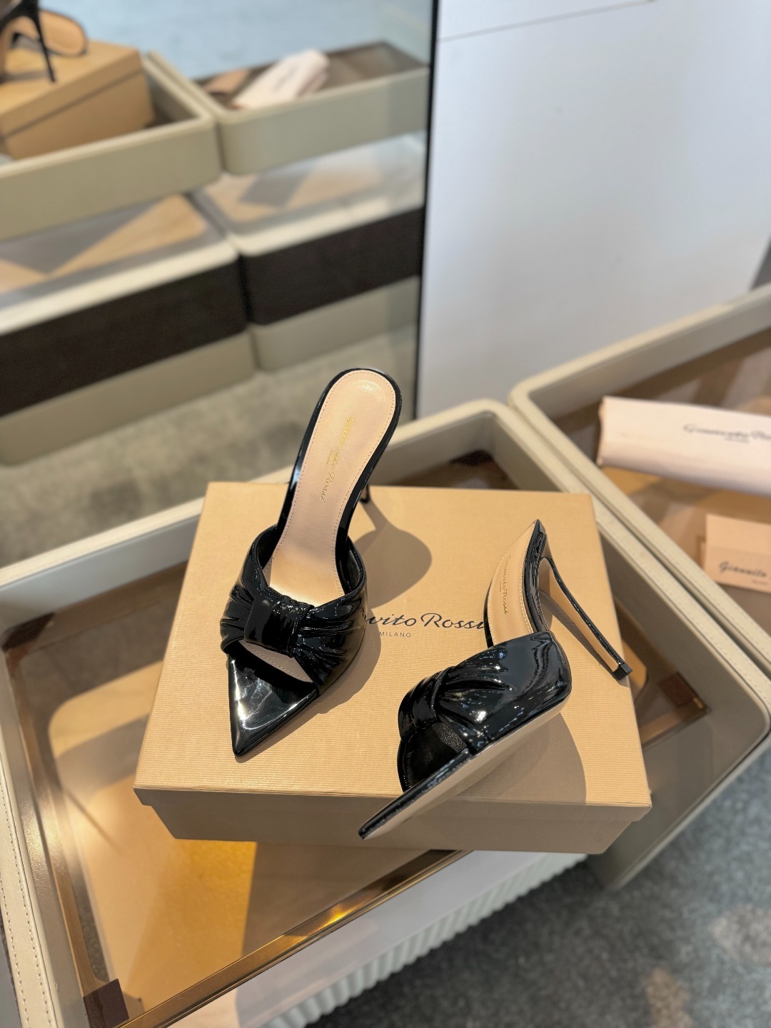 Gianvitorossi2025这款高跟拖鞋极简主义的ElleGianvitoRossi秉承了其传统意