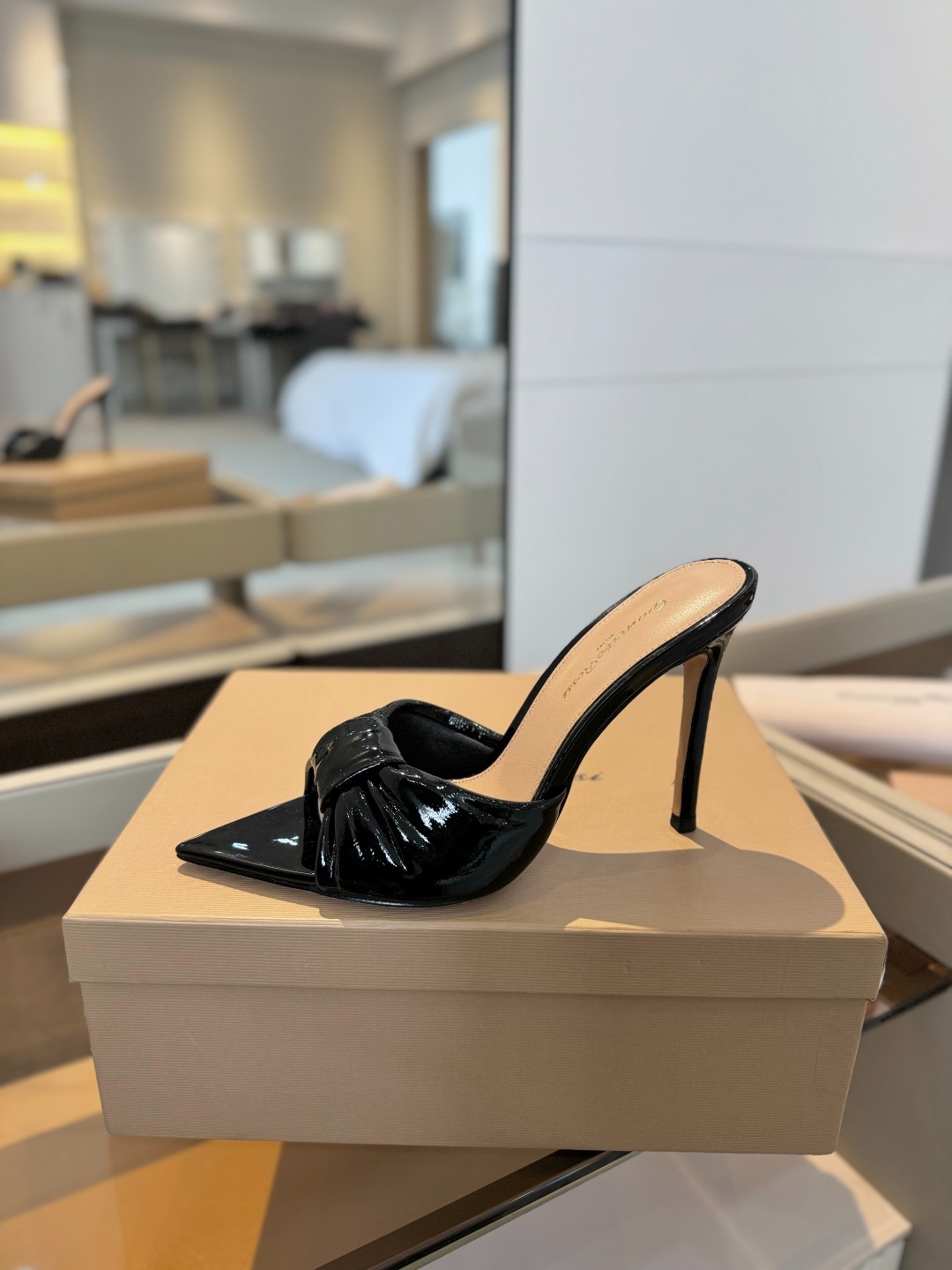 Gianvitorossi2025这款高跟拖鞋极简主义的ElleGianvitoRossi秉承了其传统意