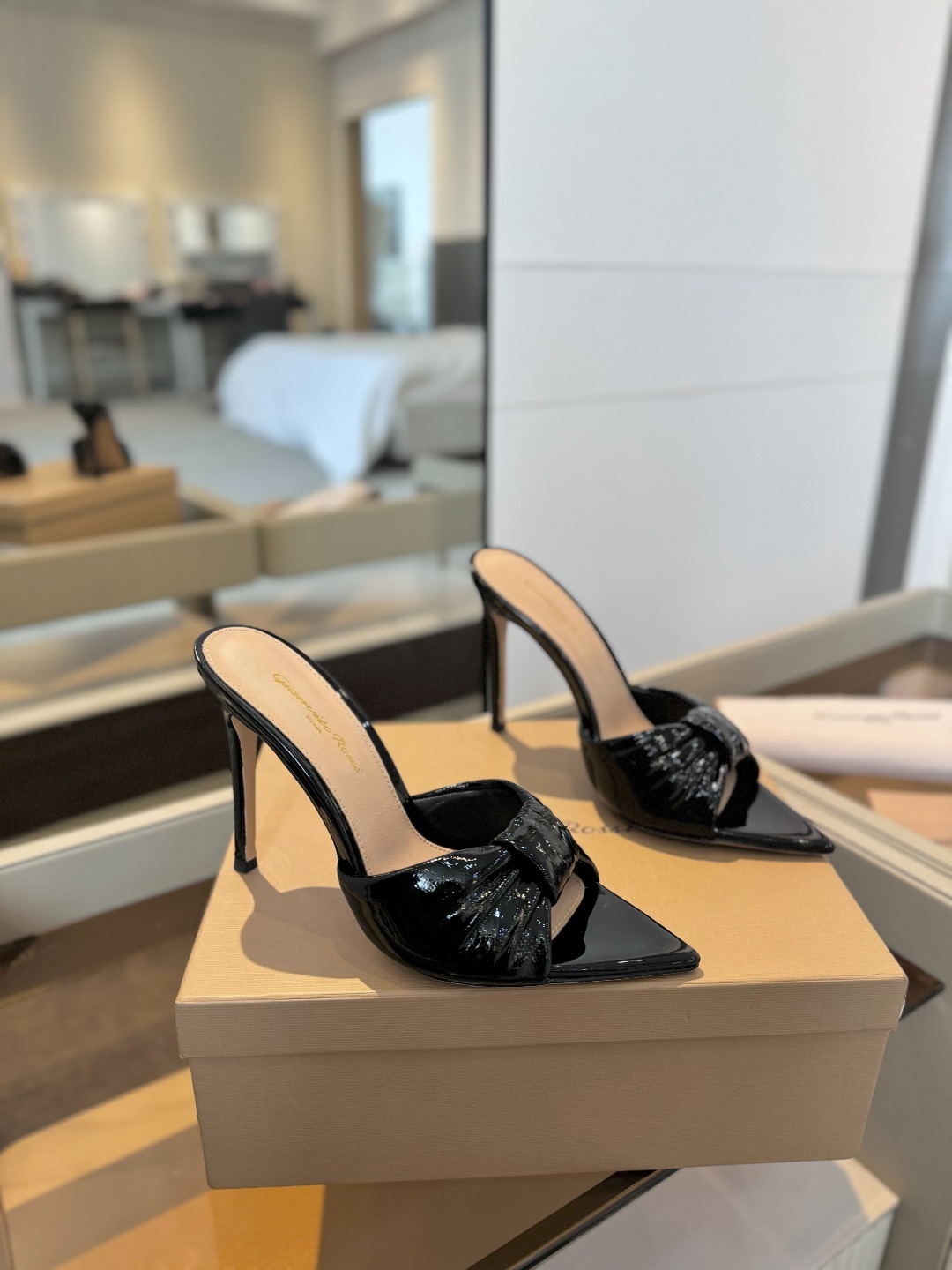 Gianvitorossi2025这款高跟拖鞋极简主义的ElleGianvitoRossi秉承了其传统意