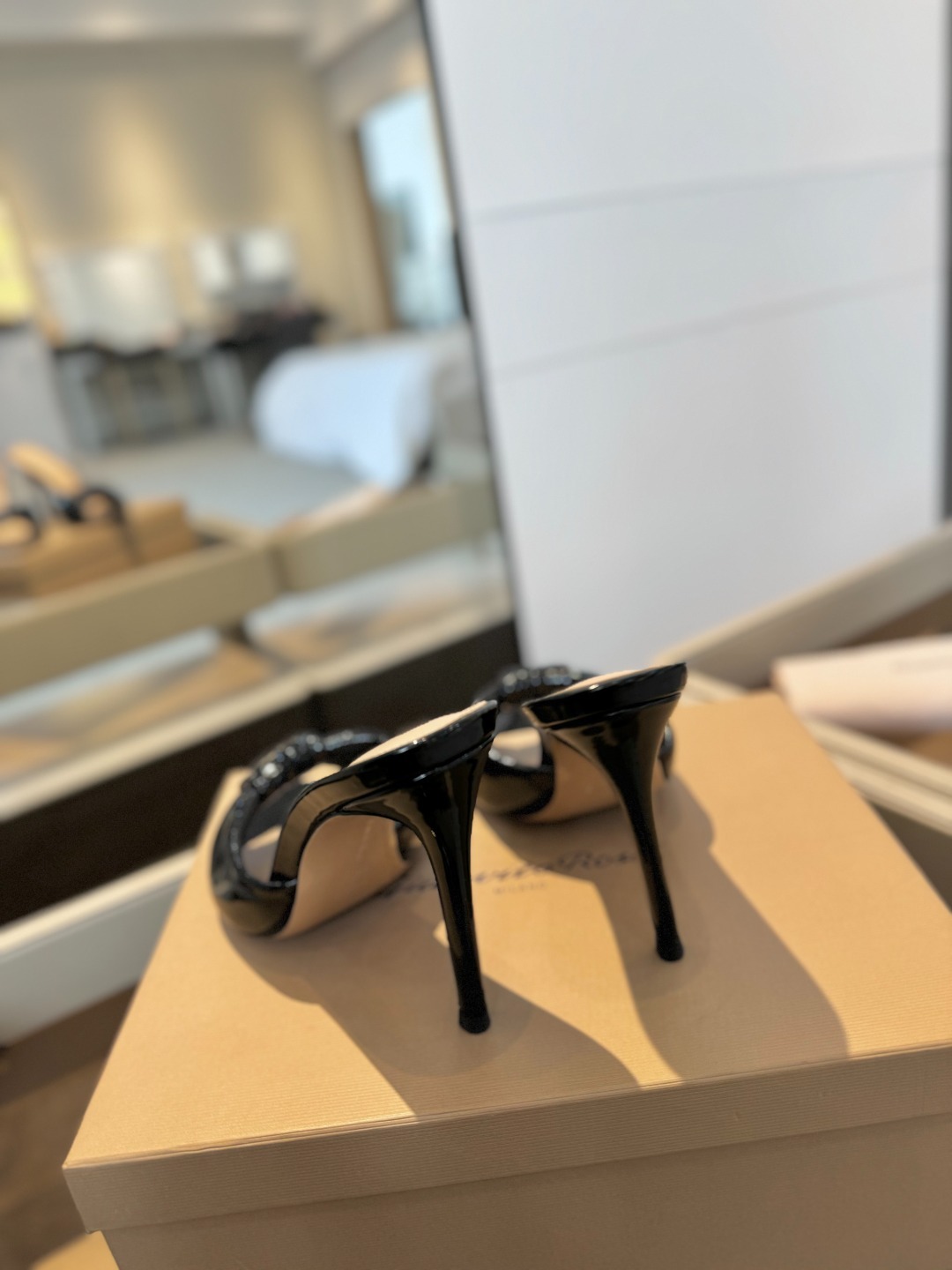 Gianvitorossi2025这款高跟拖鞋极简主义的ElleGianvitoRossi秉承了其传统意