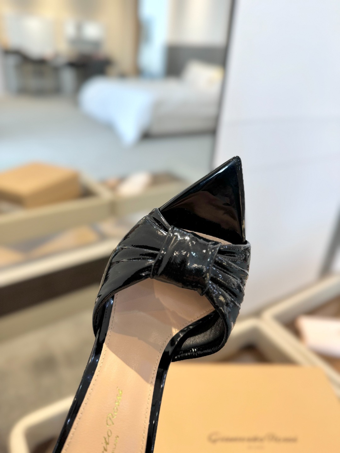 Gianvitorossi2025这款高跟拖鞋极简主义的ElleGianvitoRossi秉承了其传统意
