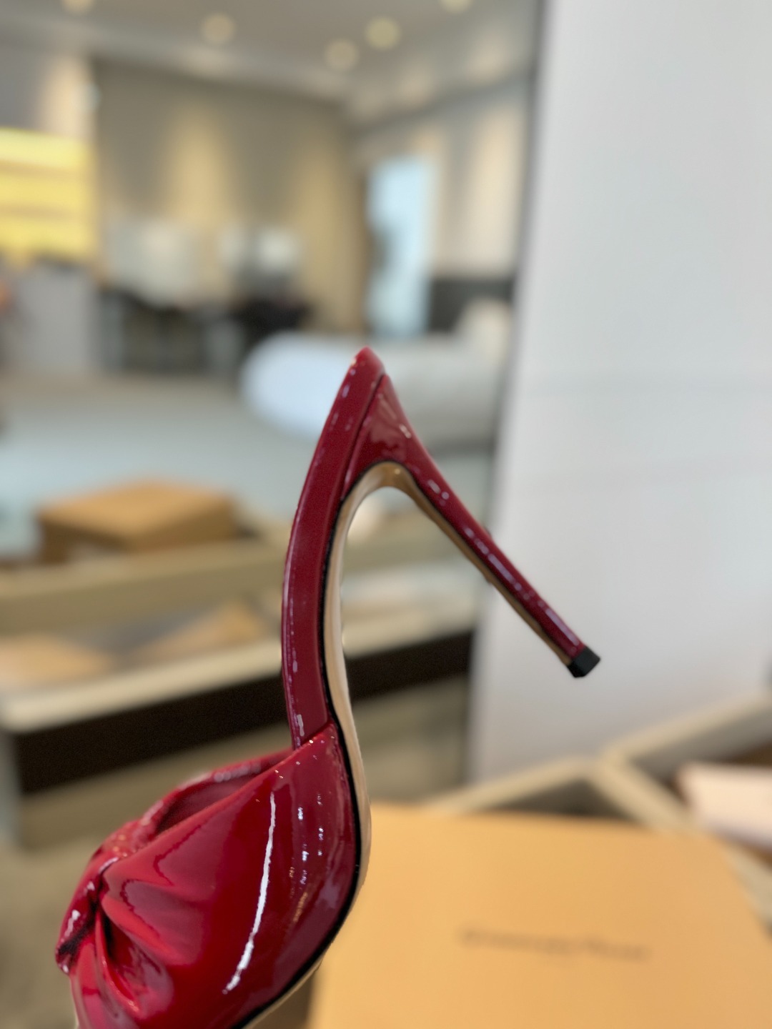 Gianvitorossi2025这款高跟拖鞋极简主义的ElleGianvitoRossi秉承了其传统意