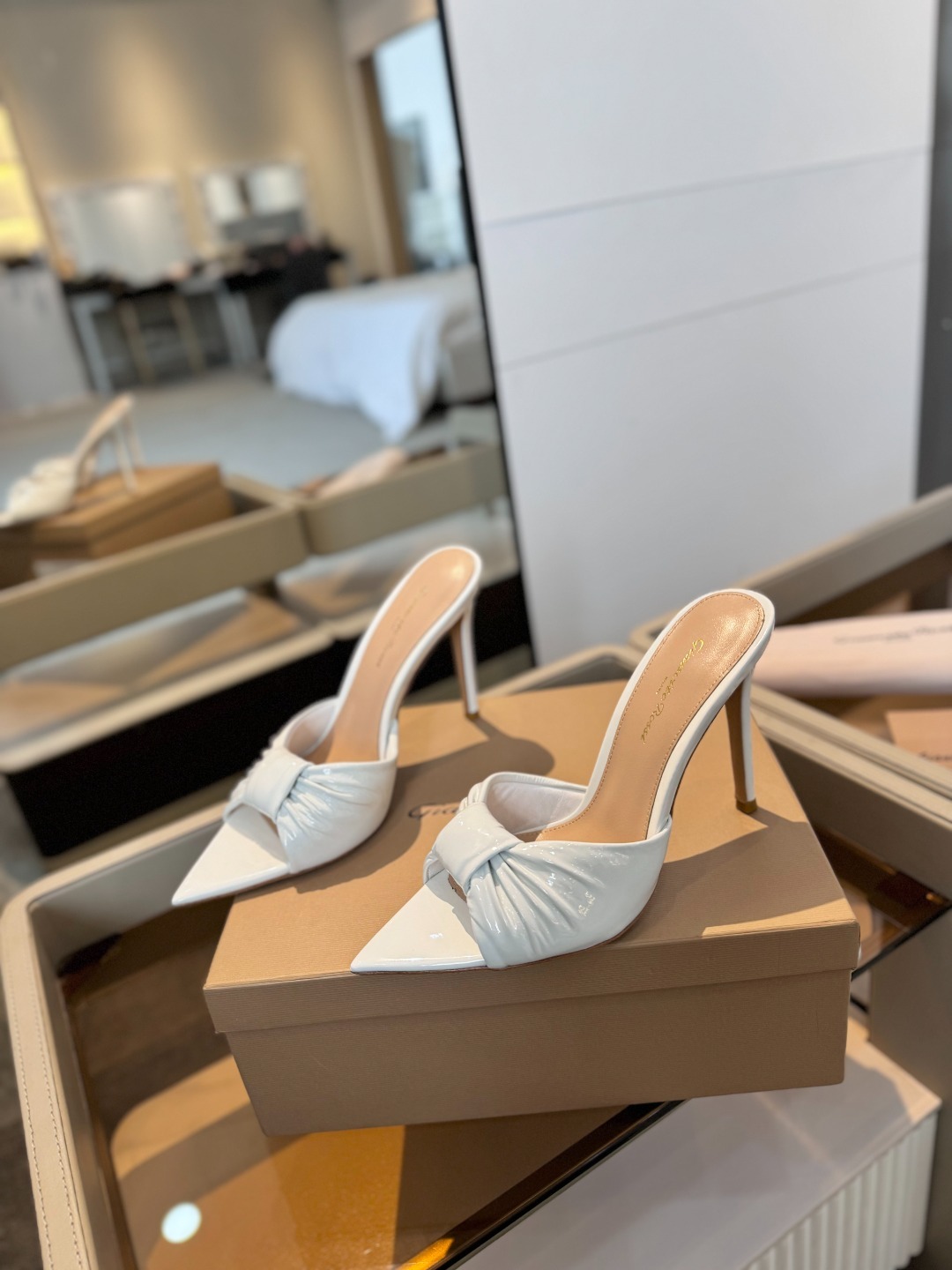 Gianvitorossi2025这款高跟拖鞋极简主义的ElleGianvitoRossi秉承了其传统意