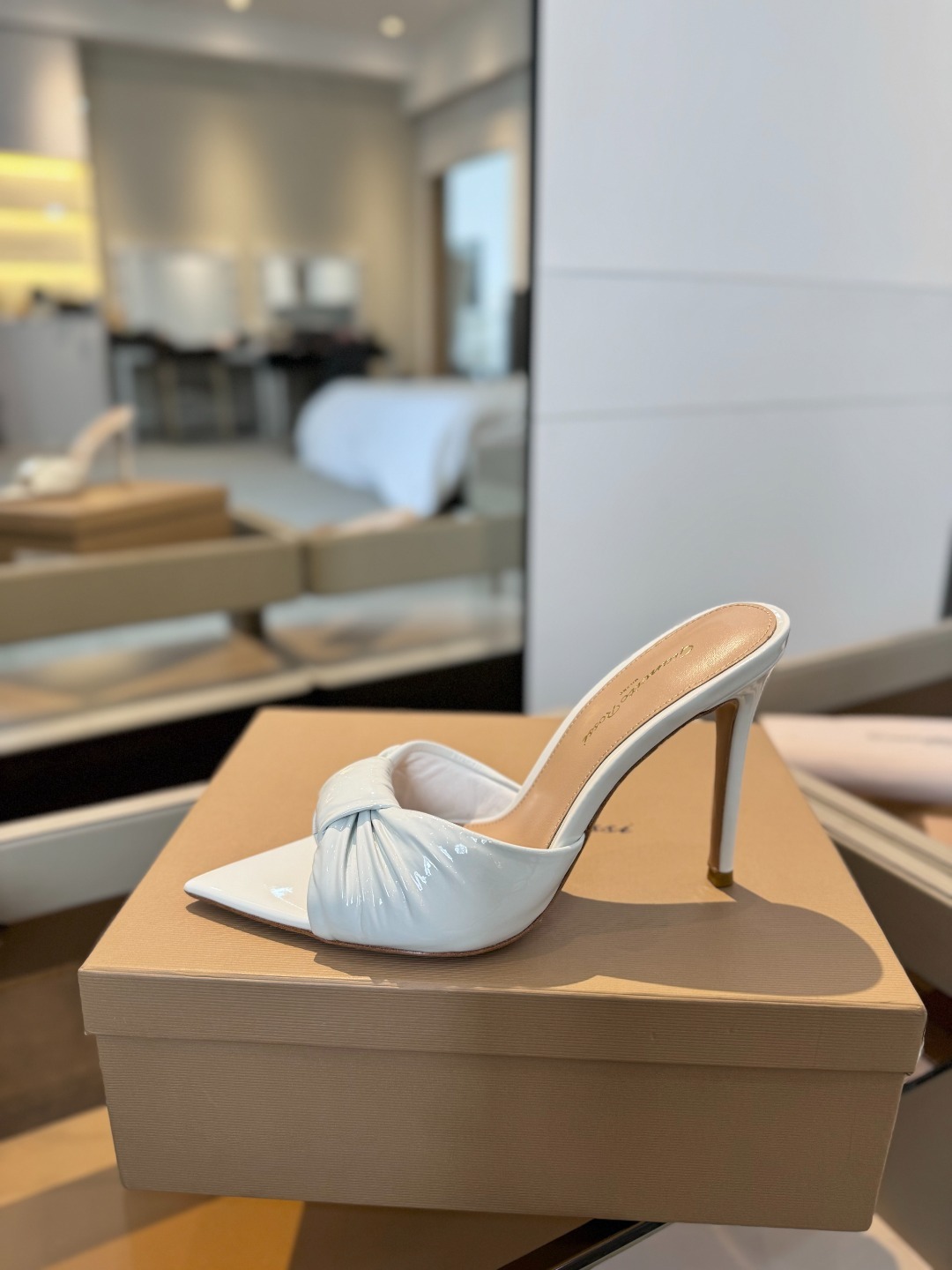 Gianvitorossi2025这款高跟拖鞋极简主义的ElleGianvitoRossi秉承了其传统意