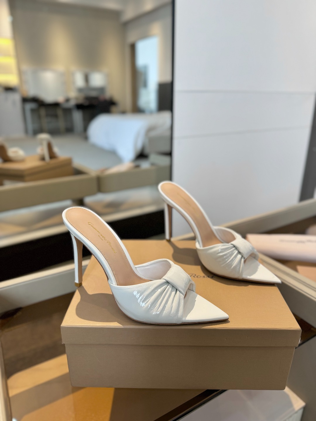 Gianvitorossi2025这款高跟拖鞋极简主义的ElleGianvitoRossi秉承了其传统意