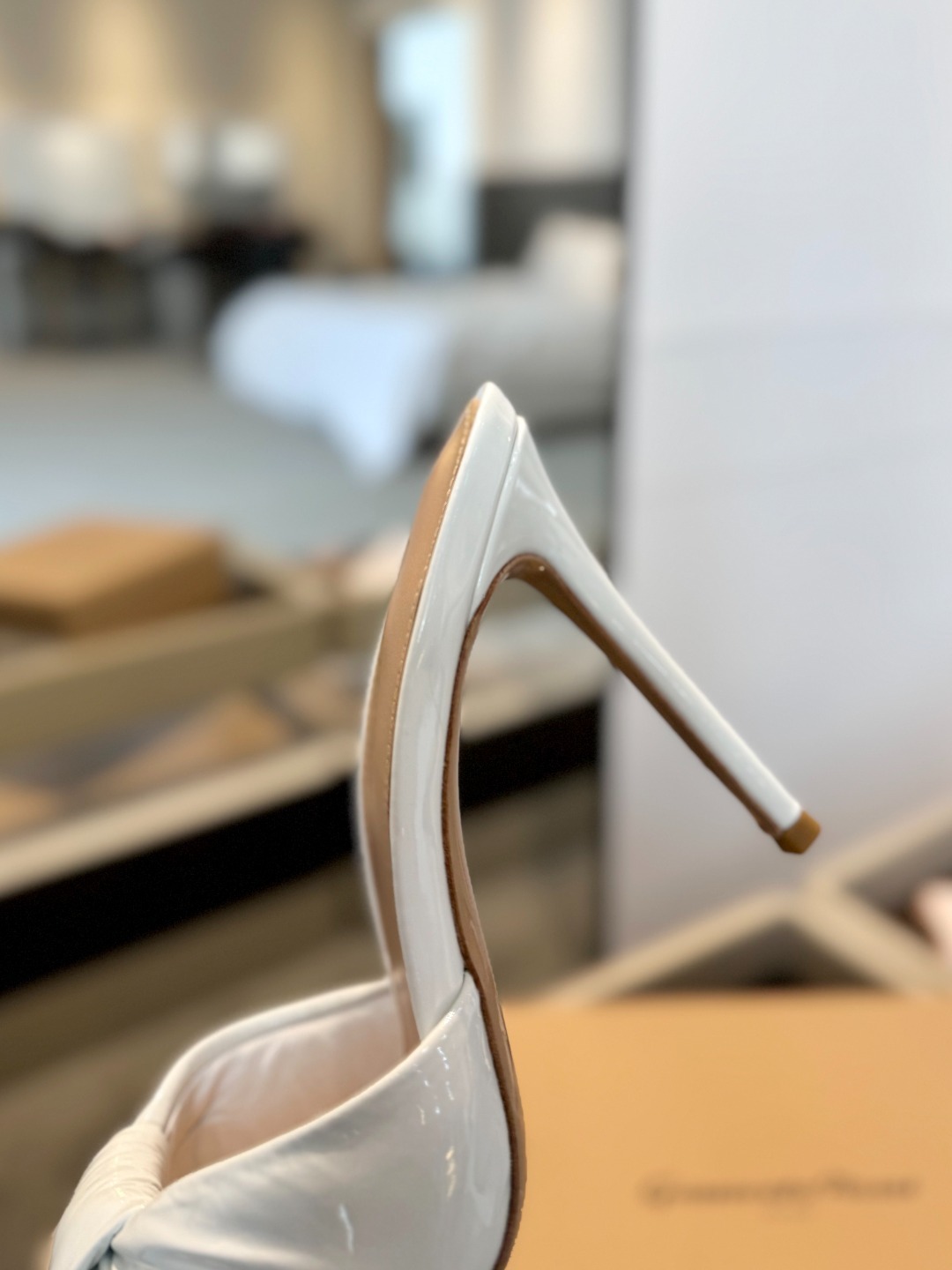 Gianvitorossi2025这款高跟拖鞋极简主义的ElleGianvitoRossi秉承了其传统意