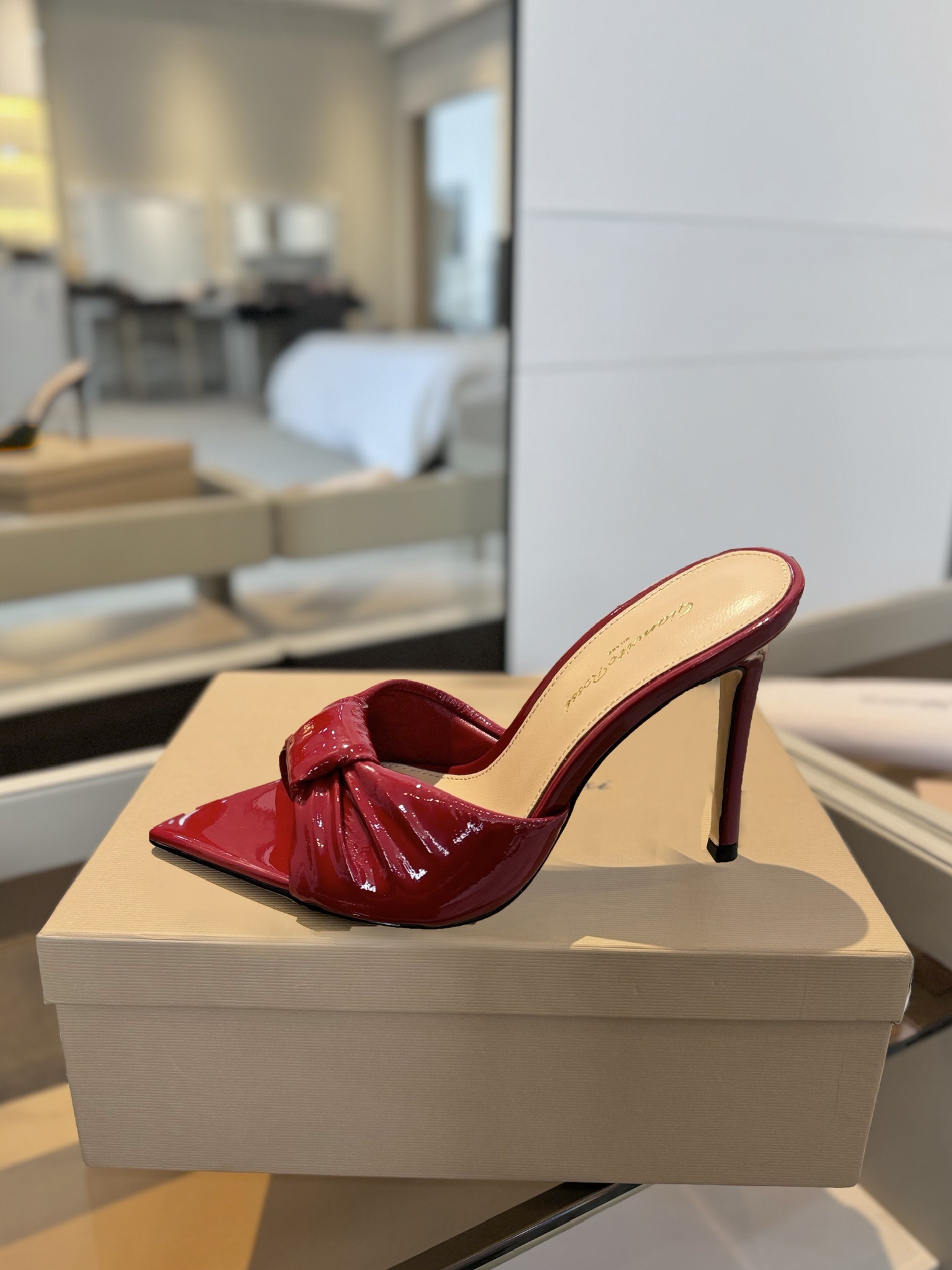 Gianvitorossi2025这款高跟拖鞋极简主义的ElleGianvitoRossi秉承了其传统意