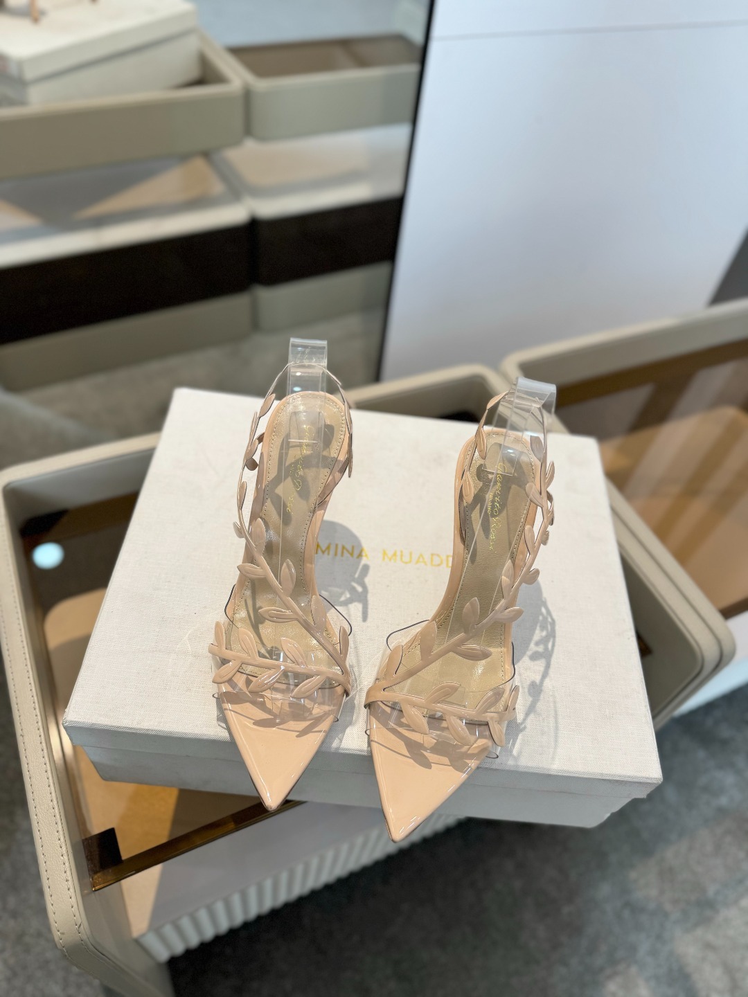 Gianvitorossi2025新款凉鞋顶级版本代购品质这双尖头高跟漆皮树叶装饰女鞋简直是我的心头爱!