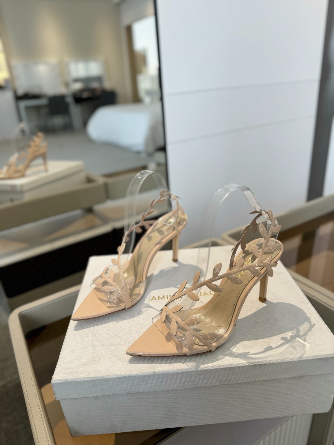 Gianvitorossi2025新款凉鞋顶级版本代购品质这双尖头高跟漆皮树叶装饰女鞋简直是我的心头爱!