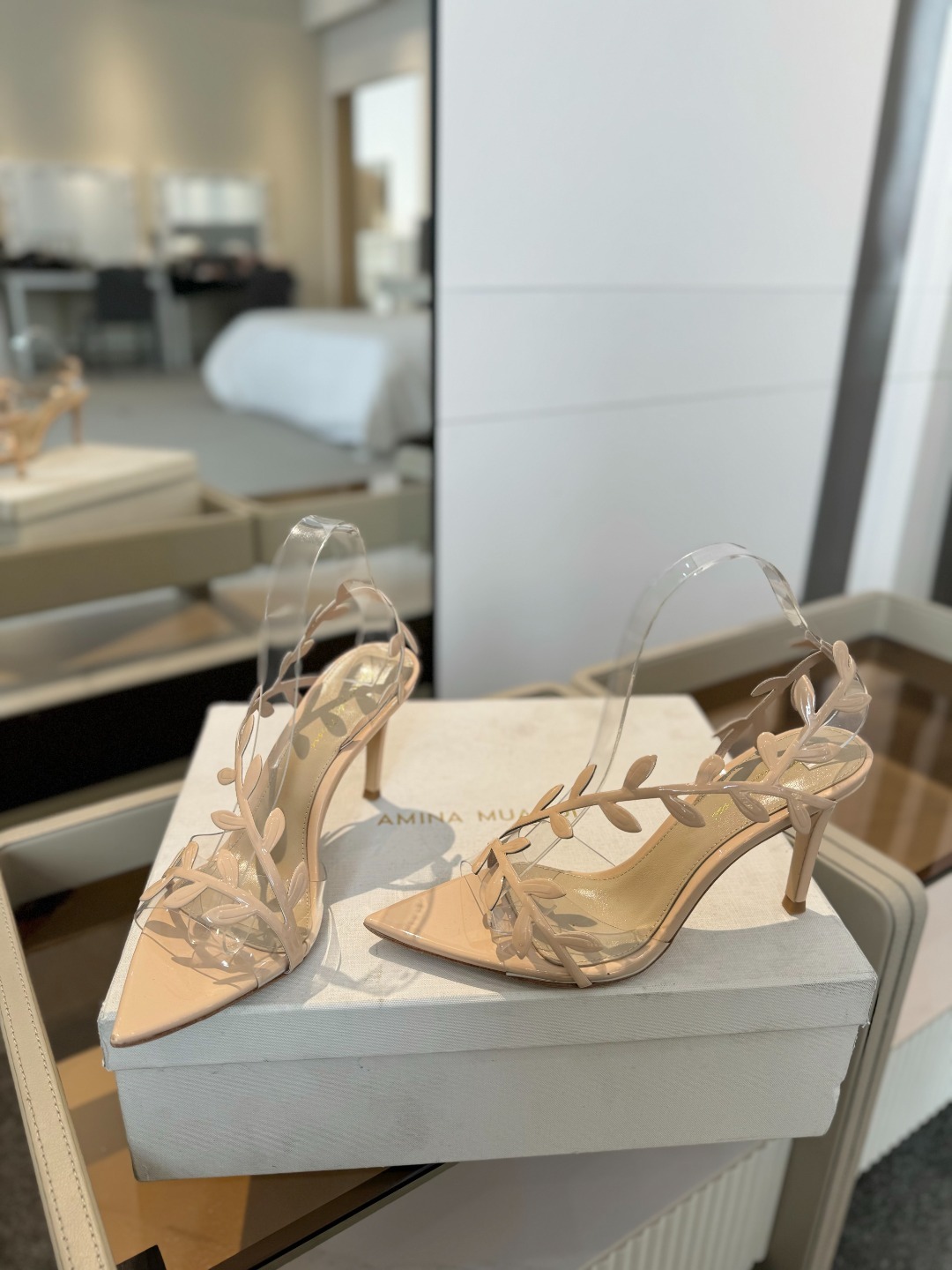 Gianvitorossi2025新款凉鞋顶级版本代购品质这双尖头高跟漆皮树叶装饰女鞋简直是我的心头爱!