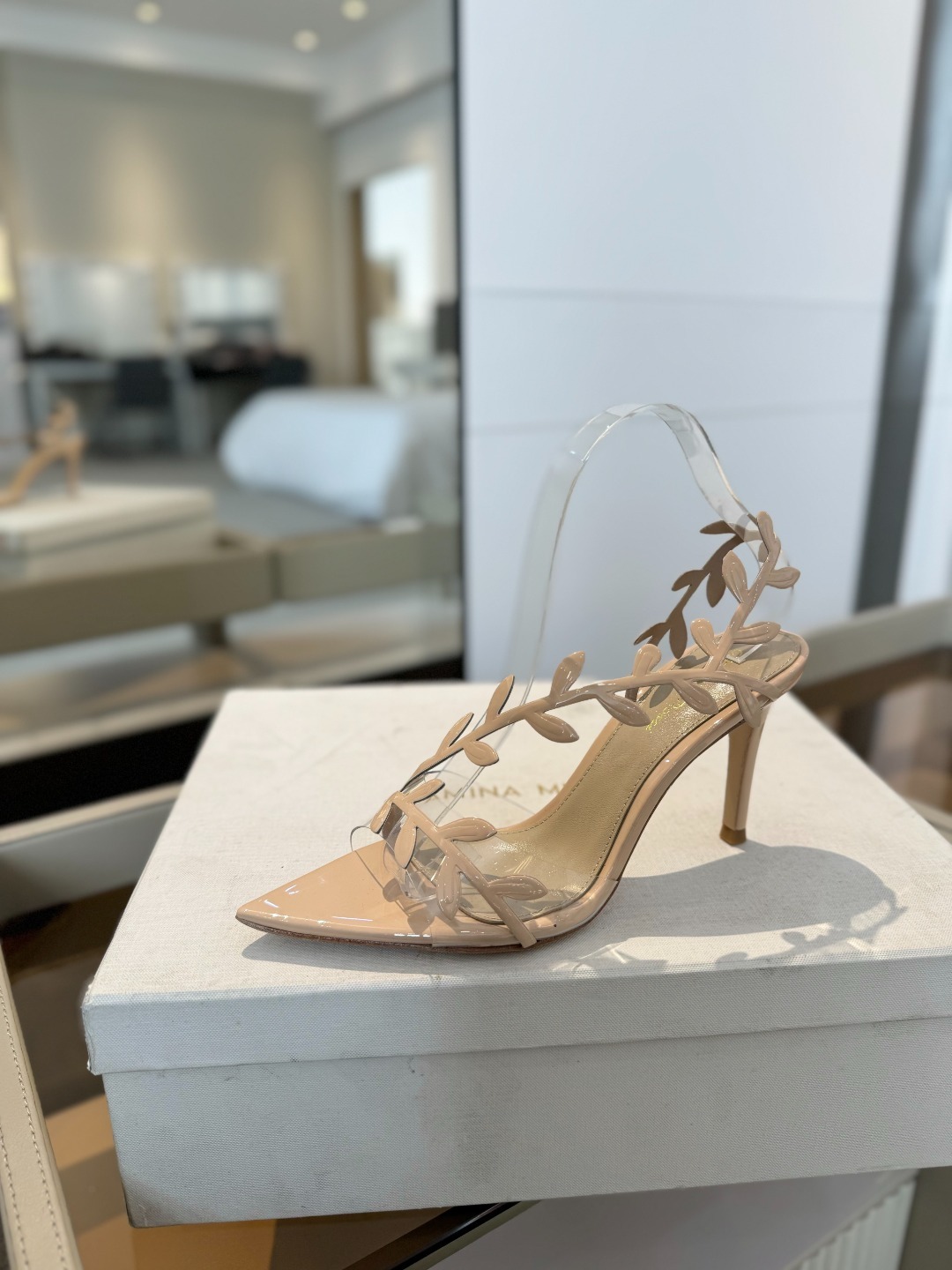 Gianvitorossi2025新款凉鞋顶级版本代购品质这双尖头高跟漆皮树叶装饰女鞋简直是我的心头爱!