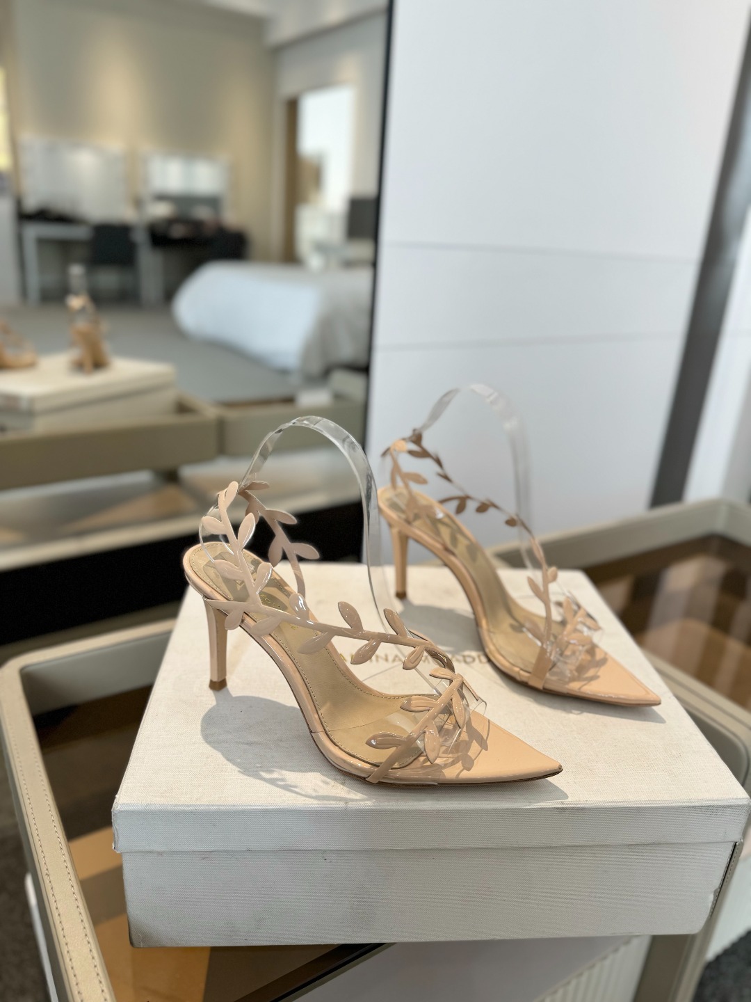 Gianvitorossi2025新款凉鞋顶级版本代购品质这双尖头高跟漆皮树叶装饰女鞋简直是我的心头爱!