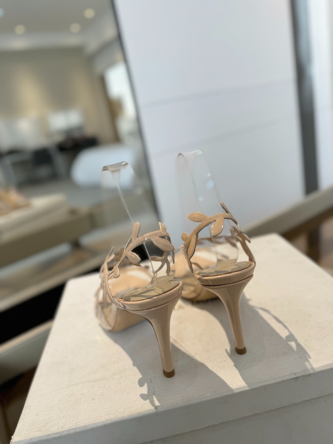 Gianvitorossi2025新款凉鞋顶级版本代购品质这双尖头高跟漆皮树叶装饰女鞋简直是我的心头爱!