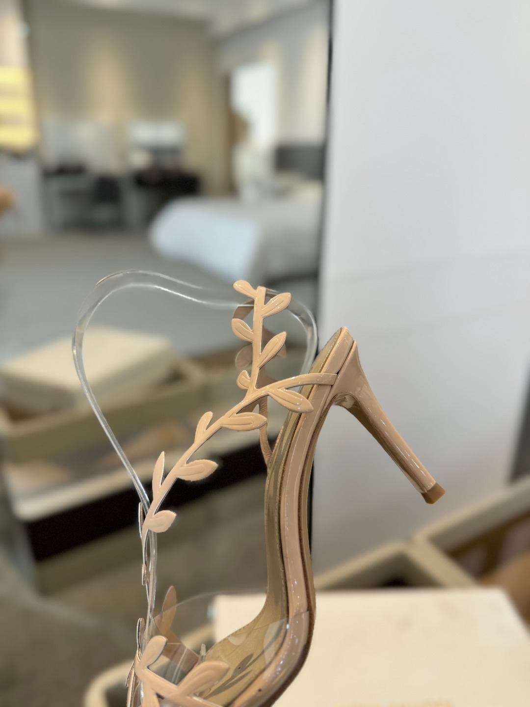 Gianvitorossi2025新款凉鞋顶级版本代购品质这双尖头高跟漆皮树叶装饰女鞋简直是我的心头爱!