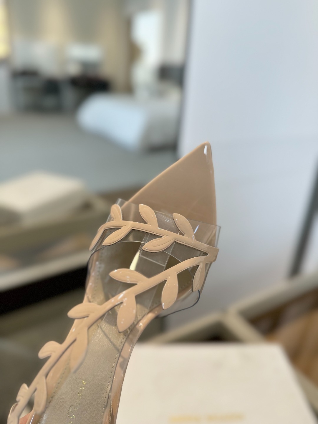 Gianvitorossi2025新款凉鞋顶级版本代购品质这双尖头高跟漆皮树叶装饰女鞋简直是我的心头爱!
