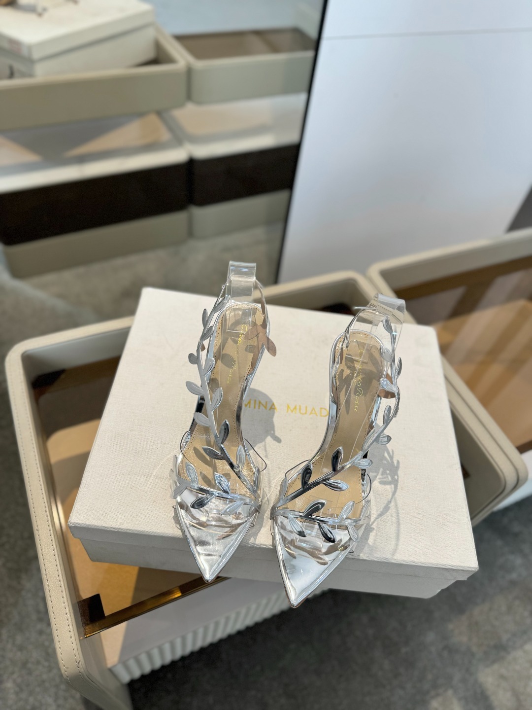 Gianvitorossi2025新款凉鞋顶级版本代购品质这双尖头高跟漆皮树叶装饰女鞋简直是我的心头爱!