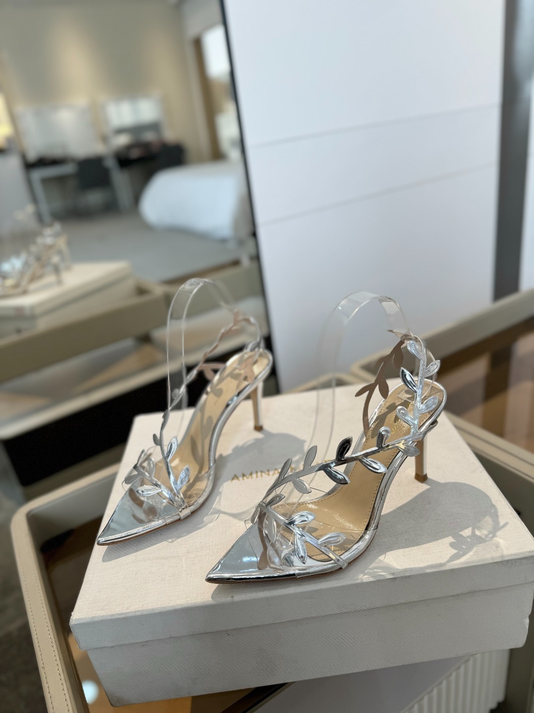 Gianvitorossi2025新款凉鞋顶级版本代购品质这双尖头高跟漆皮树叶装饰女鞋简直是我的心头爱!