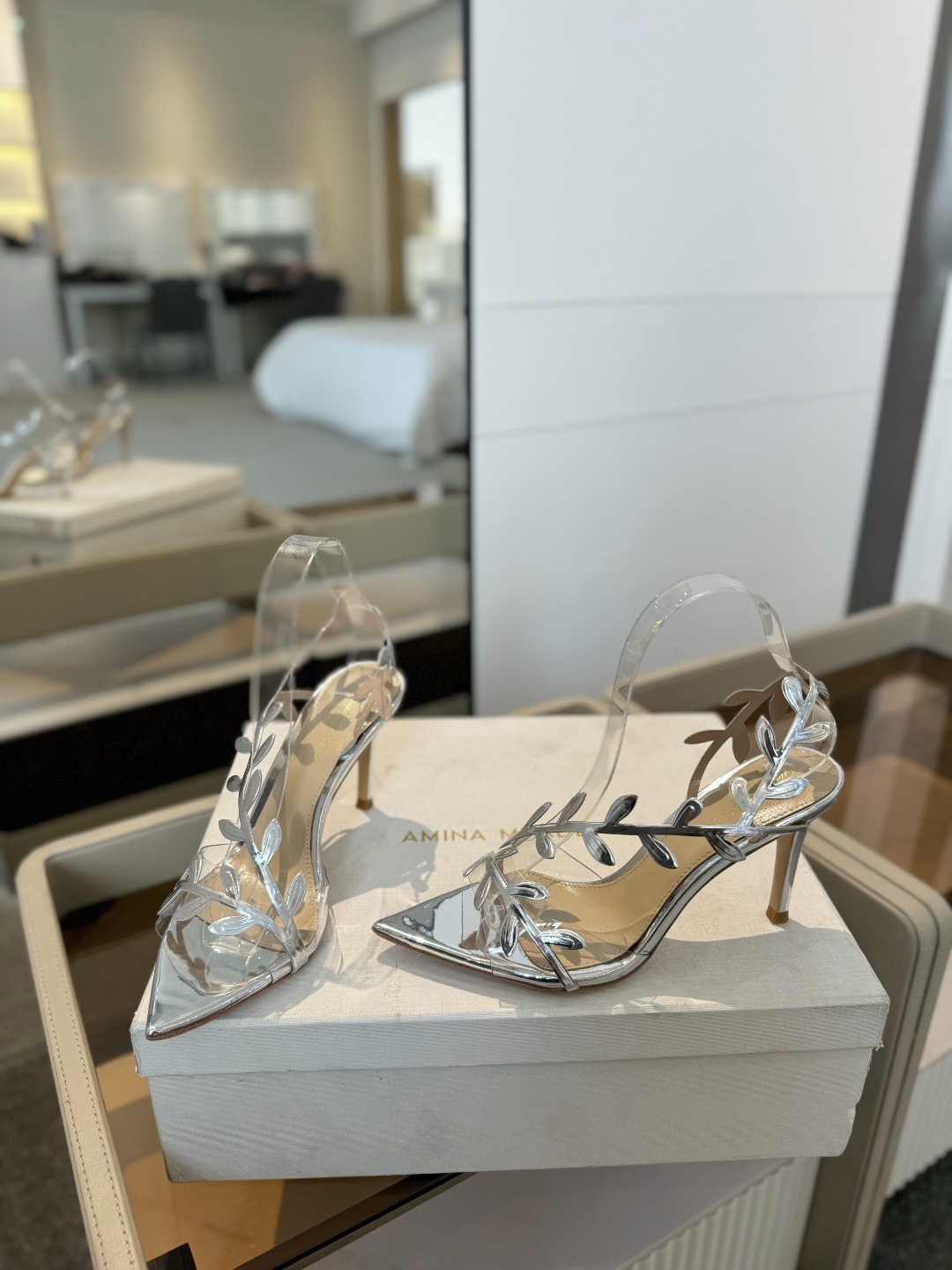 Gianvitorossi2025新款凉鞋顶级版本代购品质这双尖头高跟漆皮树叶装饰女鞋简直是我的心头爱!