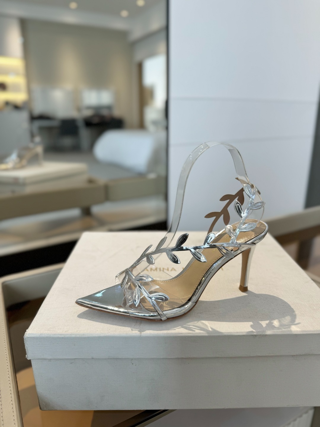 Gianvitorossi2025新款凉鞋顶级版本代购品质这双尖头高跟漆皮树叶装饰女鞋简直是我的心头爱!