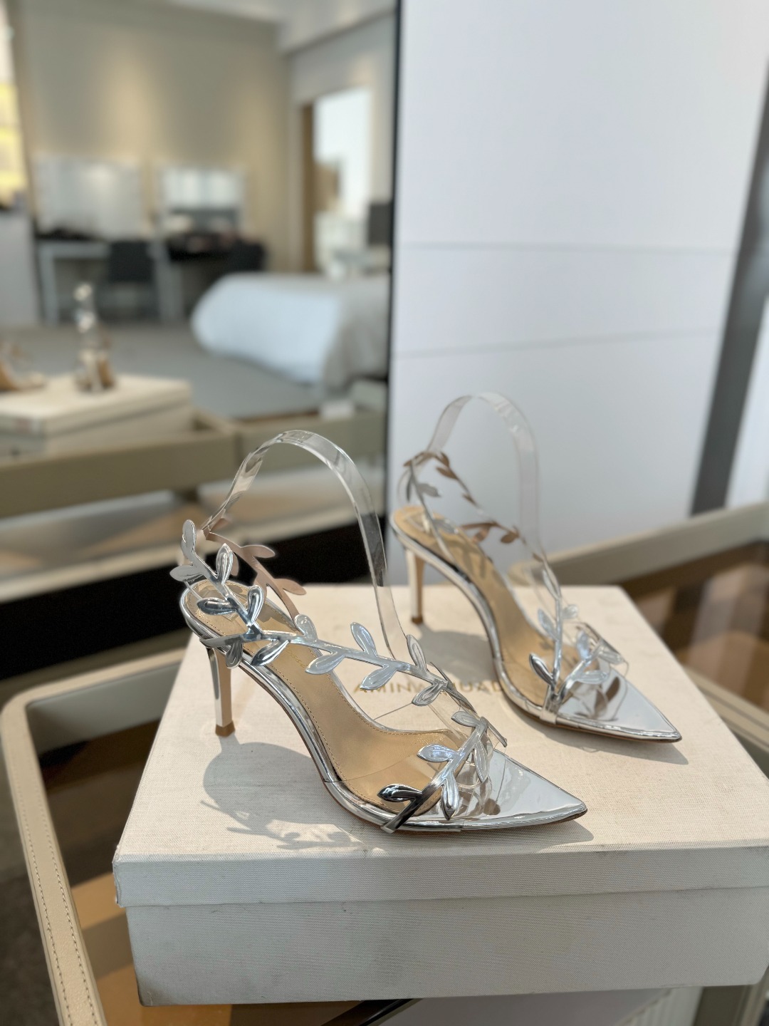 Gianvitorossi2025新款凉鞋顶级版本代购品质这双尖头高跟漆皮树叶装饰女鞋简直是我的心头爱!