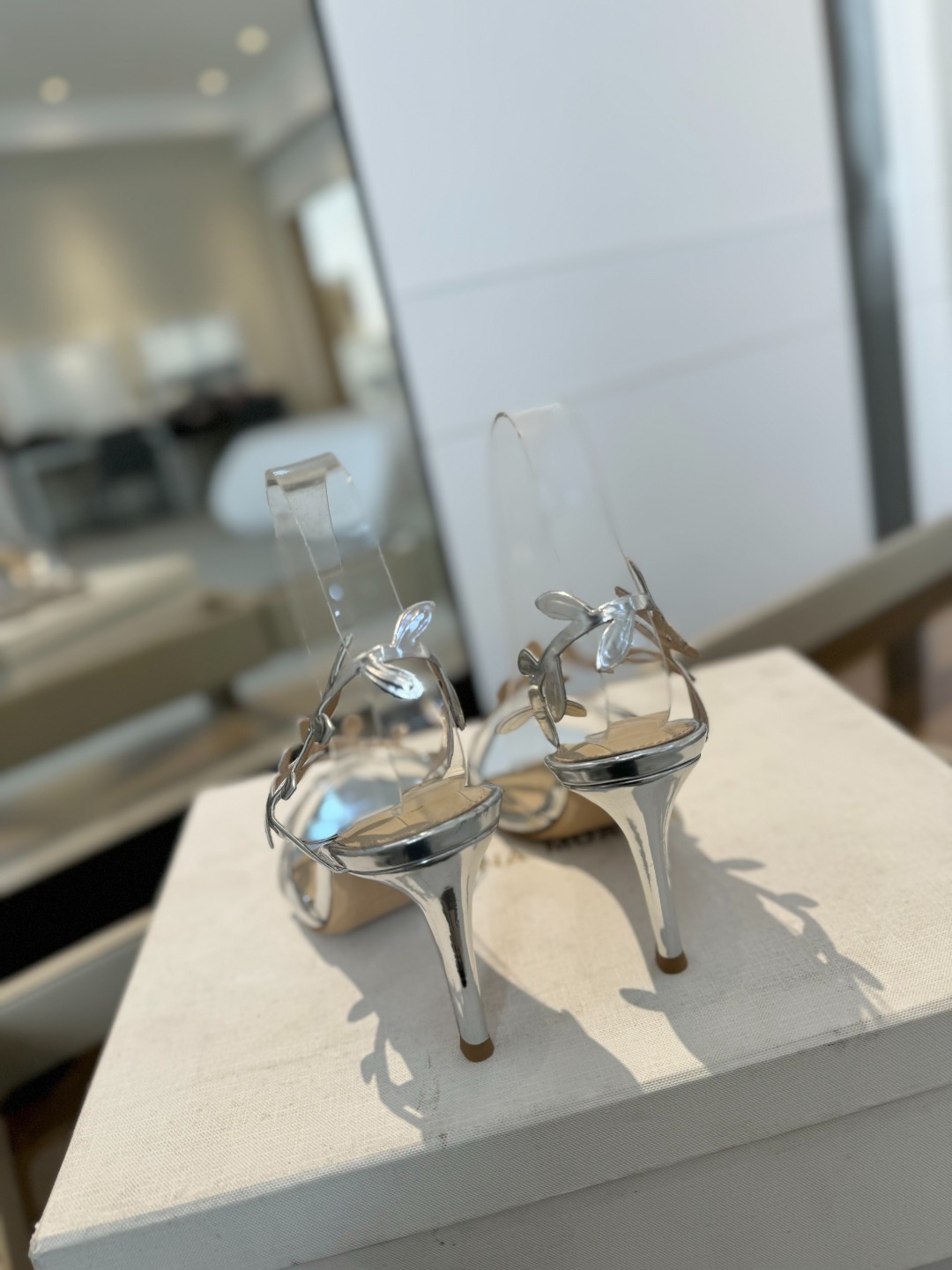 Gianvitorossi2025新款凉鞋顶级版本代购品质这双尖头高跟漆皮树叶装饰女鞋简直是我的心头爱!