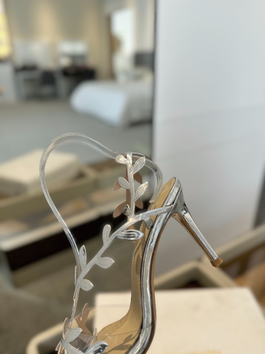 Gianvitorossi2025新款凉鞋顶级版本代购品质这双尖头高跟漆皮树叶装饰女鞋简直是我的心头爱!