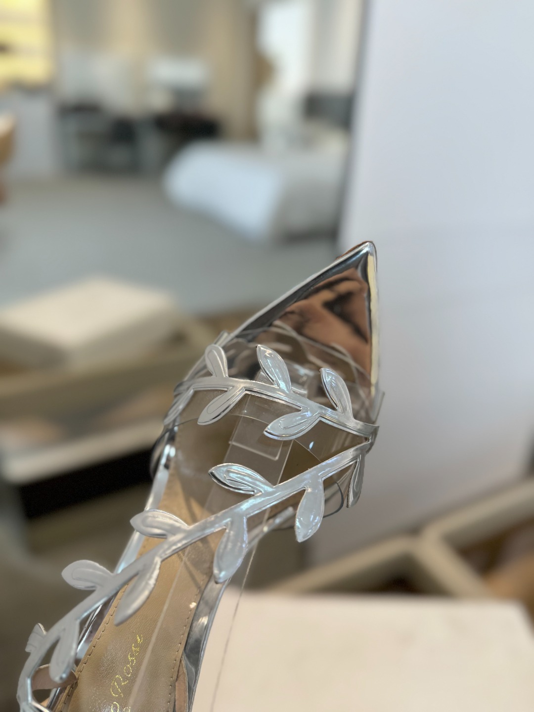 Gianvitorossi2025新款凉鞋顶级版本代购品质这双尖头高跟漆皮树叶装饰女鞋简直是我的心头爱!