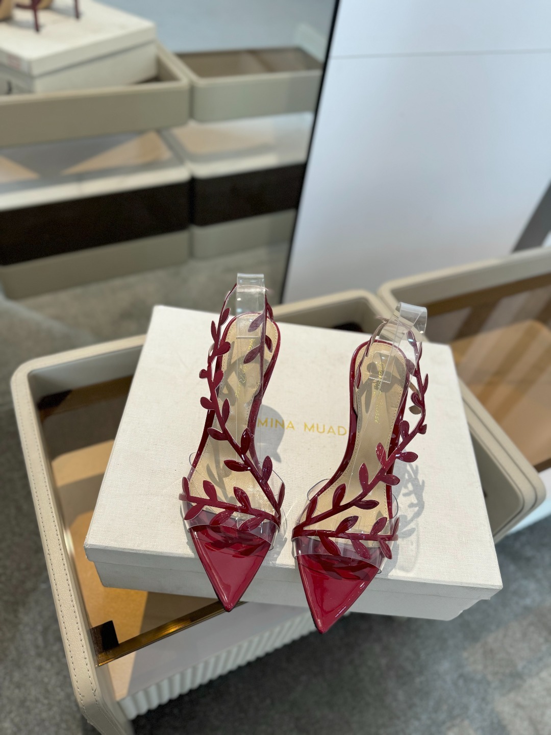 Gianvitorossi2025新款凉鞋顶级版本代购品质这双尖头高跟漆皮树叶装饰女鞋简直是我的心头爱!