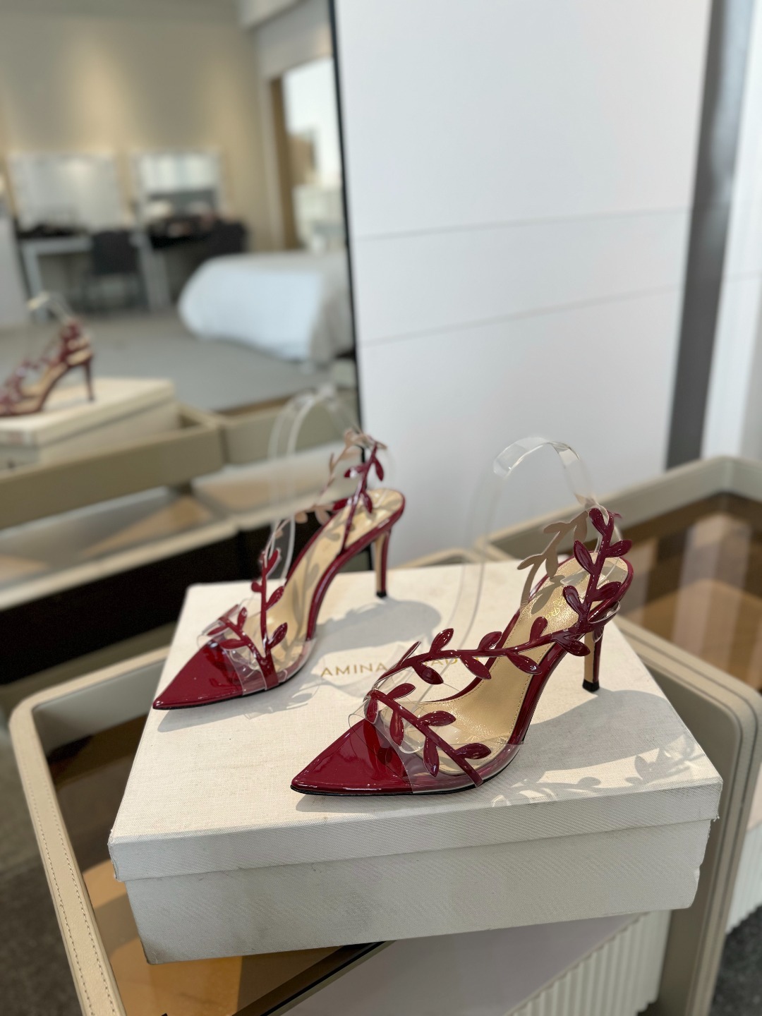 Gianvitorossi2025新款凉鞋顶级版本代购品质这双尖头高跟漆皮树叶装饰女鞋简直是我的心头爱!