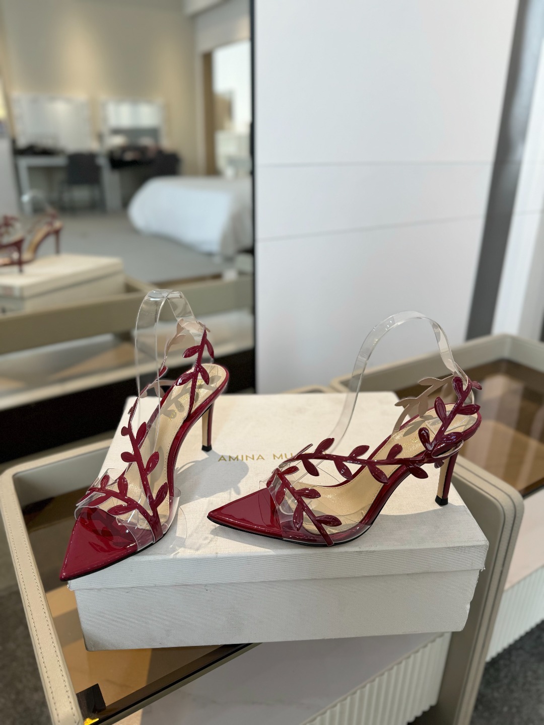 Gianvitorossi2025新款凉鞋顶级版本代购品质这双尖头高跟漆皮树叶装饰女鞋简直是我的心头爱!