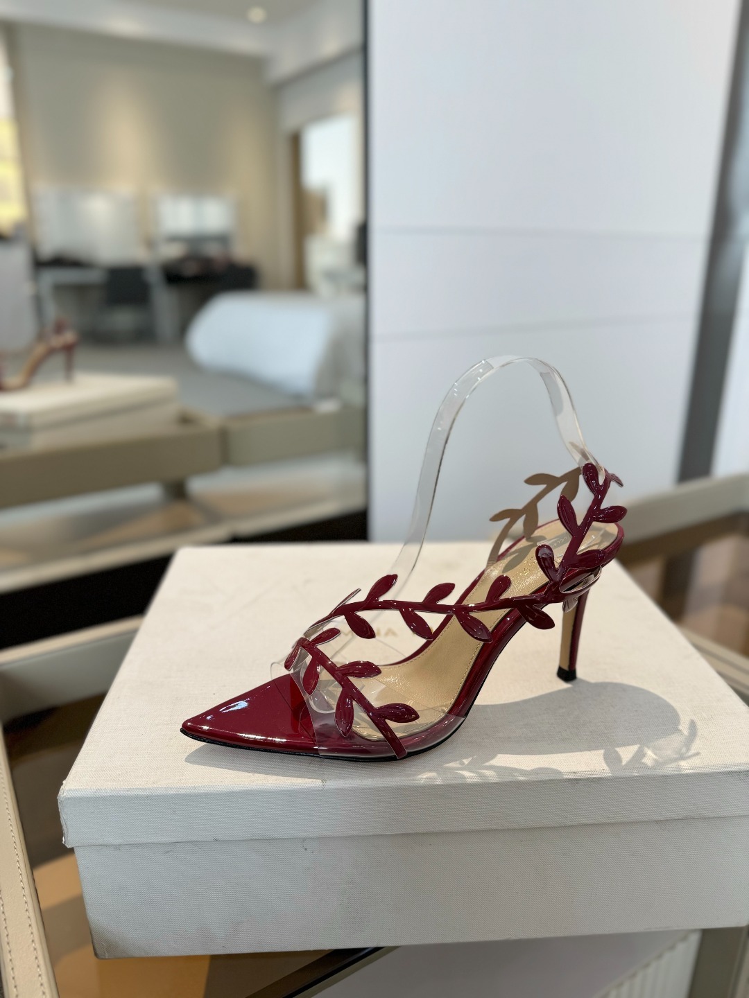 Gianvitorossi2025新款凉鞋顶级版本代购品质这双尖头高跟漆皮树叶装饰女鞋简直是我的心头爱!