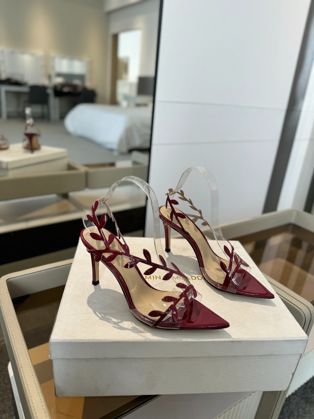 Gianvitorossi2025新款凉鞋顶级版本代购品质这双尖头高跟漆皮树叶装饰女鞋简直是我的心头爱!