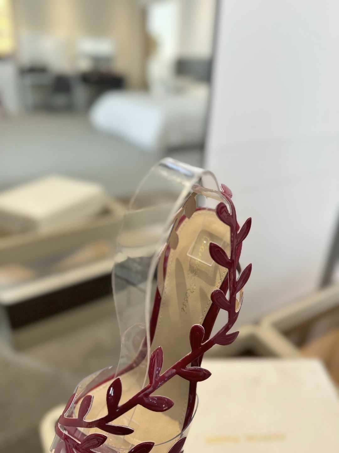 Gianvitorossi2025新款凉鞋顶级版本代购品质这双尖头高跟漆皮树叶装饰女鞋简直是我的心头爱!