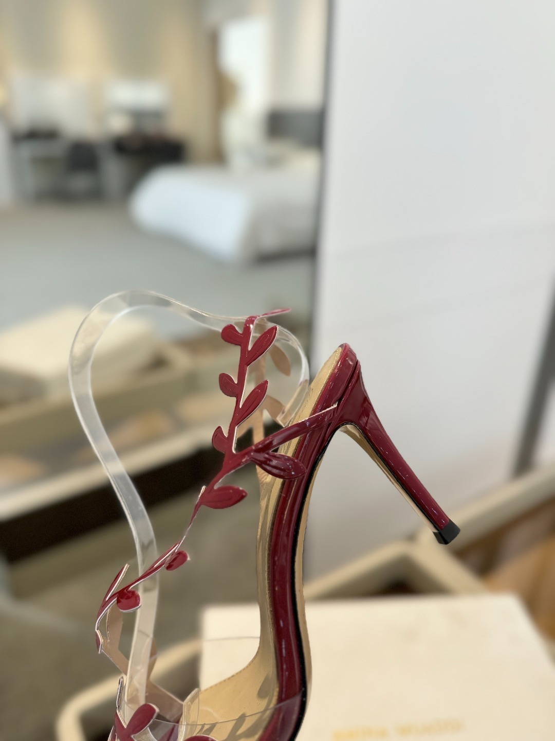 Gianvitorossi2025新款凉鞋顶级版本代购品质这双尖头高跟漆皮树叶装饰女鞋简直是我的心头爱!