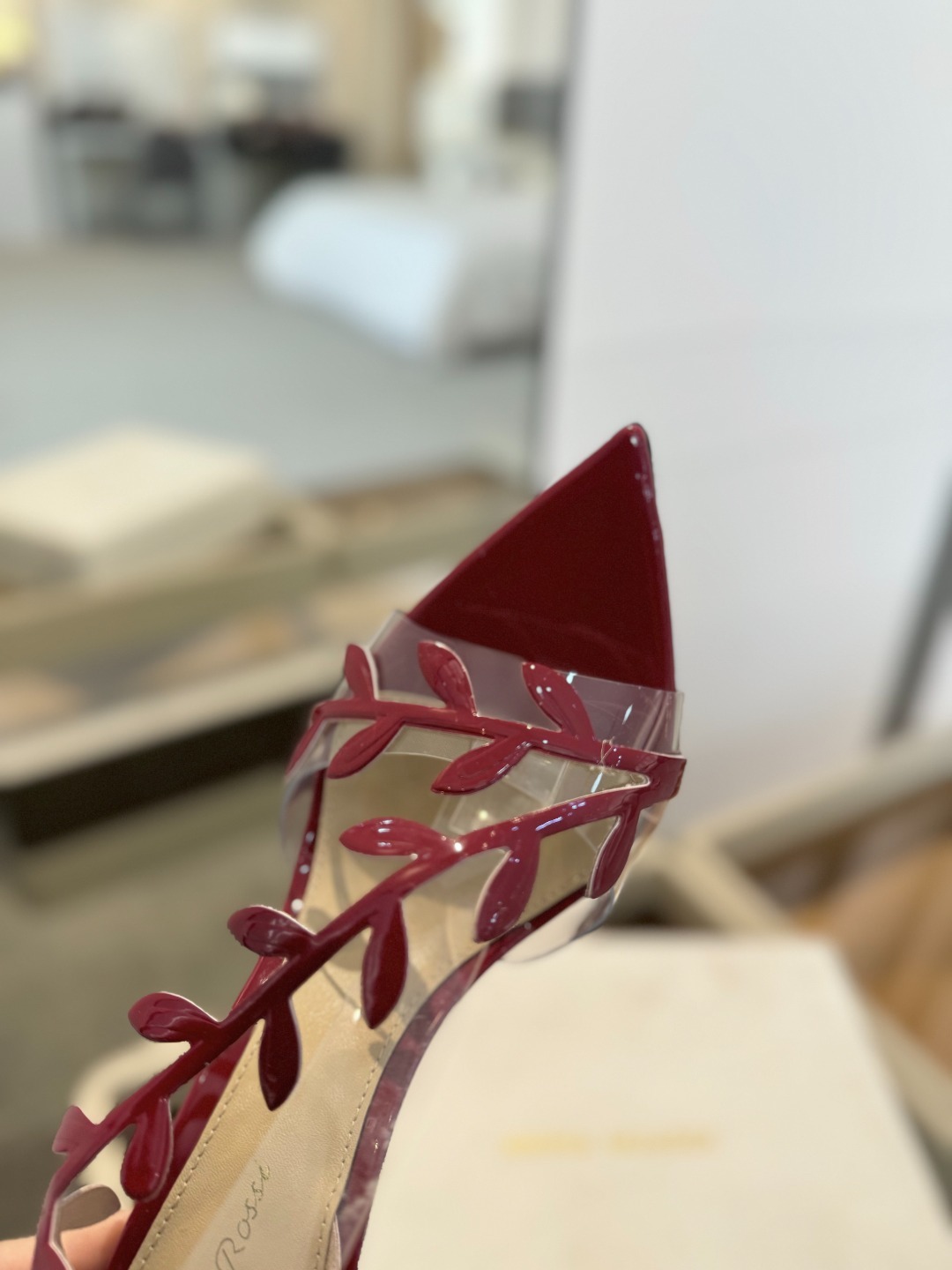 Gianvitorossi2025新款凉鞋顶级版本代购品质这双尖头高跟漆皮树叶装饰女鞋简直是我的心头爱!